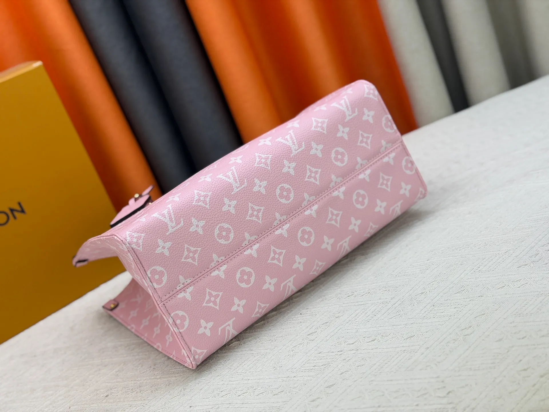 P280 Upgraded original version (latest color) M10303 M45495 M45039 M45321 M44571 This OnTheGo medium Tote bag is printed and dyed with the Medium Monogram pattern and then embossed on the soft grained cow leather. Its ample interior can accommodate a laptop and other office supplies, and the long and short handles are easy to carry or carry on the shoulder. Dimensions: 35.0 x 27.0 x 14.0 cm