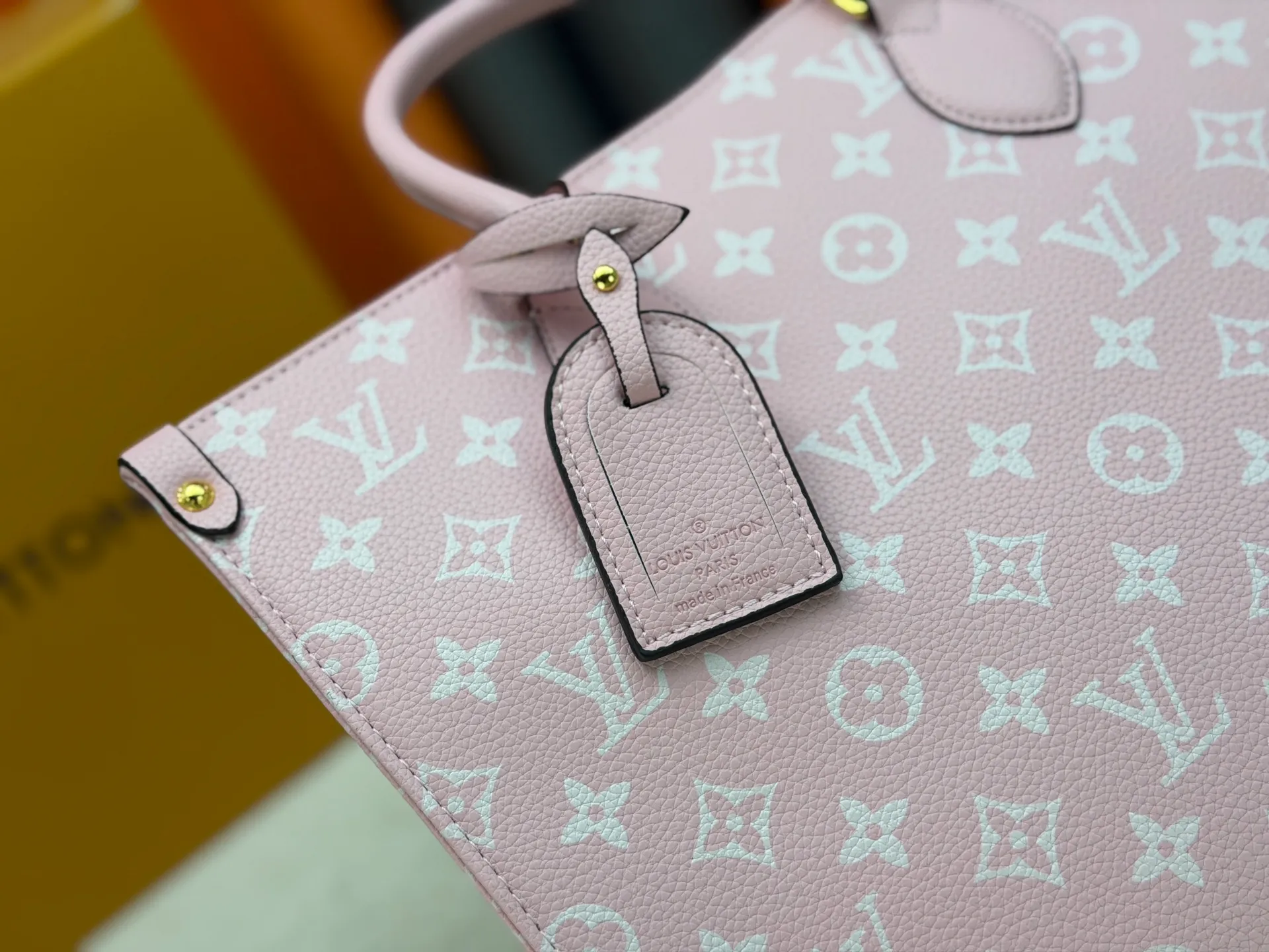 P280 Upgraded original version (latest color) M10303 M45495 M45039 M45321 M44571 This OnTheGo medium Tote bag is printed and dyed with the Medium Monogram pattern and then embossed on the soft grained cow leather. Its ample interior can accommodate a laptop and other office supplies, and the long and short handles are easy to carry or carry on the shoulder. Dimensions: 35.0 x 27.0 x 14.0 cm