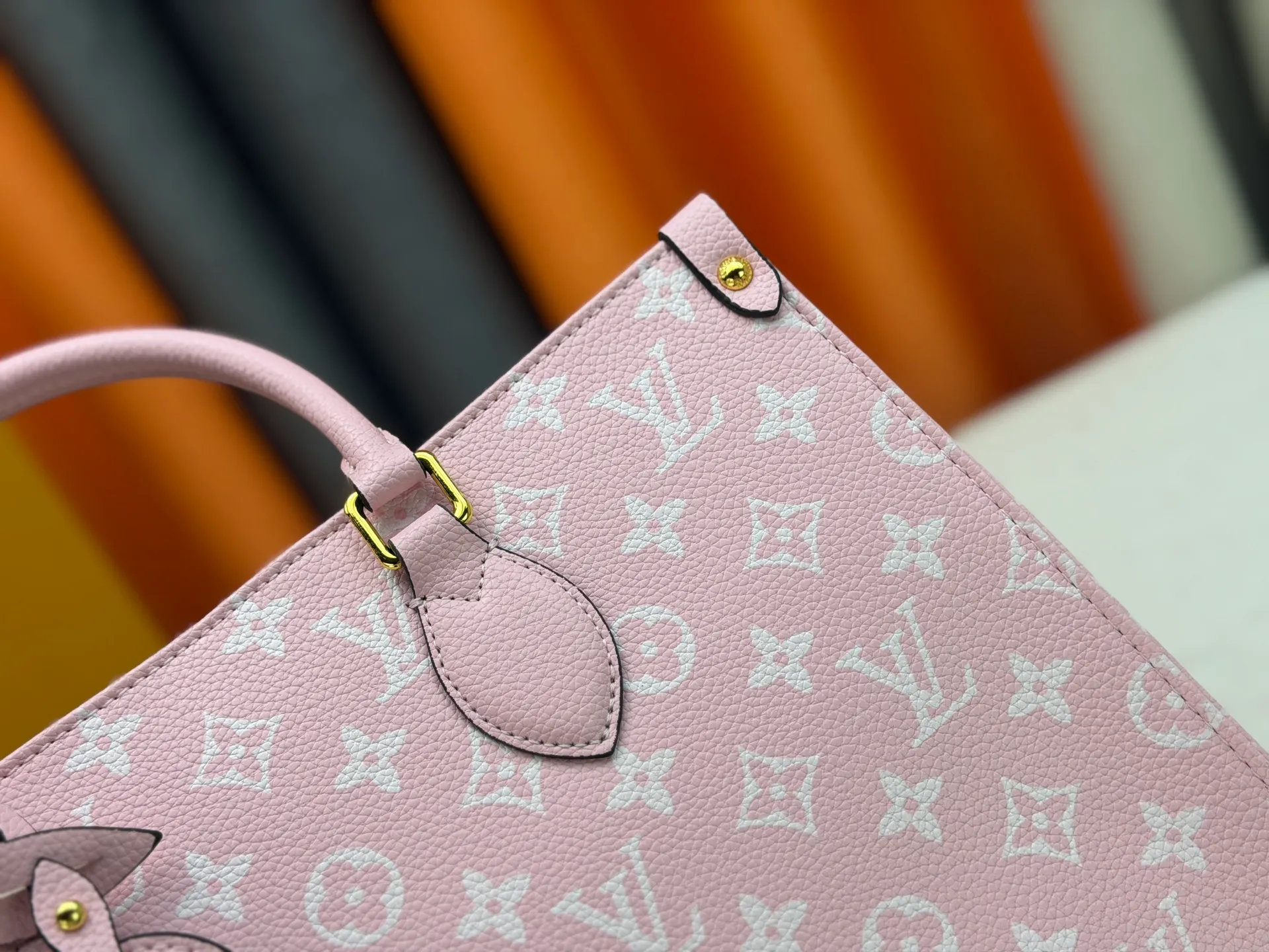 P280 Upgraded original version (latest color) M10303 M45495 M45039 M45321 M44571 This OnTheGo medium Tote bag is printed and dyed with the Medium Monogram pattern and then embossed on the soft grained cow leather. Its ample interior can accommodate a laptop and other office supplies, and the long and short handles are easy to carry or carry on the shoulder. Dimensions: 35.0 x 27.0 x 14.0 cm