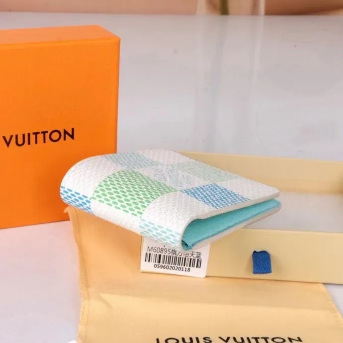 P110💰 Model: 60895 checkered sapphire blue New model The latest model for spring and summer 2024, this pocket wallet combines the elegance of Damier Graphite canvas with the delicate texture of Epi leather, with stripes emblazoned with the Louis Vuitton logo. The elegant design can accommodate credit cards, banknotes and receipts, making it suitable for daily carrying or gift giving. Epi leather and Damier Graphite coated sail. Textile cowhide trimmed cowhide lining, card compartment, inner pocket, outer patch pocket. This product is produced in one of France, Spain, Italy and the United States; size 11.5×9×1.5 cm 60895.