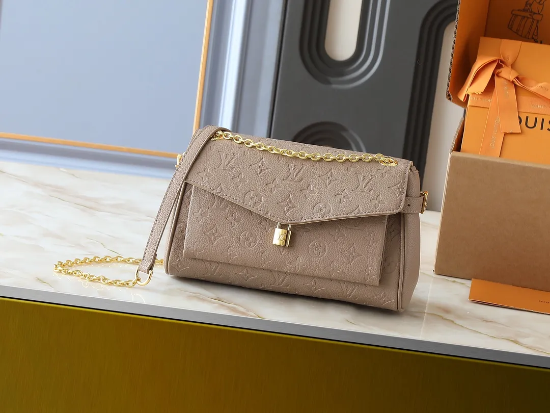 💰260💰Upgraded from the original M14604 M14973. This Anytime Flap Bag is made of Monogram Empreinte leather and continues the design elements of the Anytime Shopper series, making it easy to create a personalized look suitable for day and night. Side buckles cleverly expand the space for easy storage of daily needs. The dazzling sliding chain shoulder strap allows for flexible carrying, and the LV padlock adds a signature touch. Dimensions: 18.5 x 9.5 x 29.5 cm (height x width x length)