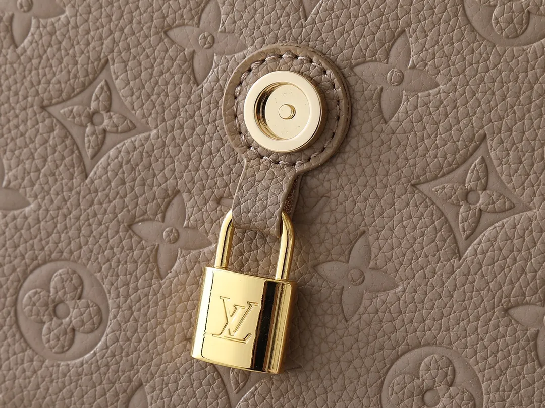 💰260💰Upgraded from the original M14604 M14973. This Anytime Flap Bag is made of Monogram Empreinte leather and continues the design elements of the Anytime Shopper series, making it easy to create a personalized look suitable for day and night. Side buckles cleverly expand the space for easy storage of daily needs. The dazzling sliding chain shoulder strap allows for flexible carrying, and the LV padlock adds a signature touch. Dimensions: 18.5 x 9.5 x 29.5 cm (height x width x length)