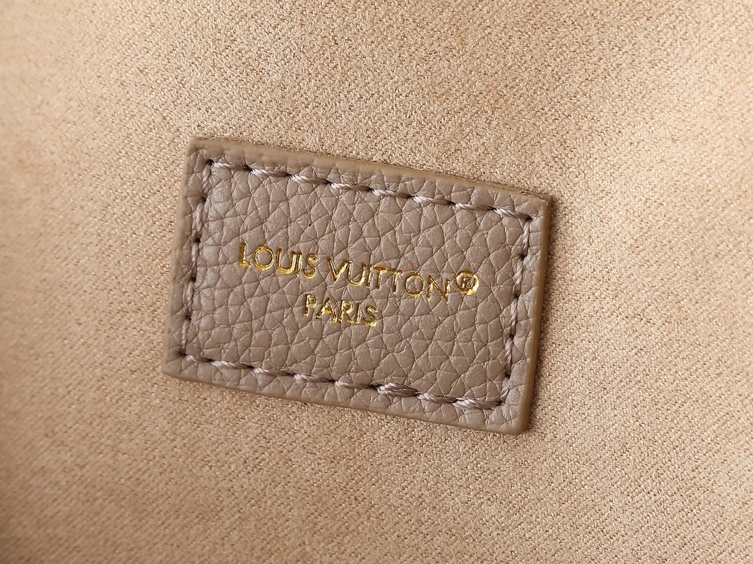 💰260💰Upgraded from the original M14604 M14973. This Anytime Flap Bag is made of Monogram Empreinte leather and continues the design elements of the Anytime Shopper series, making it easy to create a personalized look suitable for day and night. Side buckles cleverly expand the space for easy storage of daily needs. The dazzling sliding chain shoulder strap allows for flexible carrying, and the LV padlock adds a signature touch. Dimensions: 18.5 x 9.5 x 29.5 cm (height x width x length)