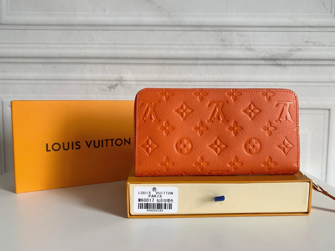 💰120 💎Upgraded original version 🇫🇷 Diamond pattern embossed material: embossed cowhide Introduction: 📢There are 8 credit card slots 3 large compartments to store banknotes Small zipper coin bag 3 flat bags to store bills 💋💋 Model: 60017 diamond pattern Model: 19x10.