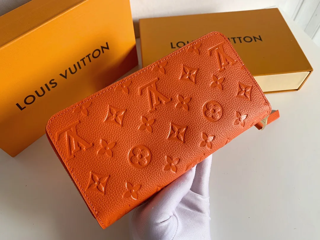 💰120 💎Upgraded original version 🇫🇷 Diamond pattern embossed material: embossed cowhide Introduction: 📢There are 8 credit card slots 3 large compartments to store banknotes Small zipper coin bag 3 flat bags to store bills 💋💋 Model: 60017 diamond pattern Model: 19x10.