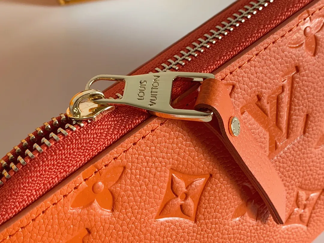 💰120 💎Upgraded original version 🇫🇷 Diamond pattern embossed material: embossed cowhide Introduction: 📢There are 8 credit card slots 3 large compartments to store banknotes Small zipper coin bag 3 flat bags to store bills 💋💋 Model: 60017 diamond pattern Model: 19x10.