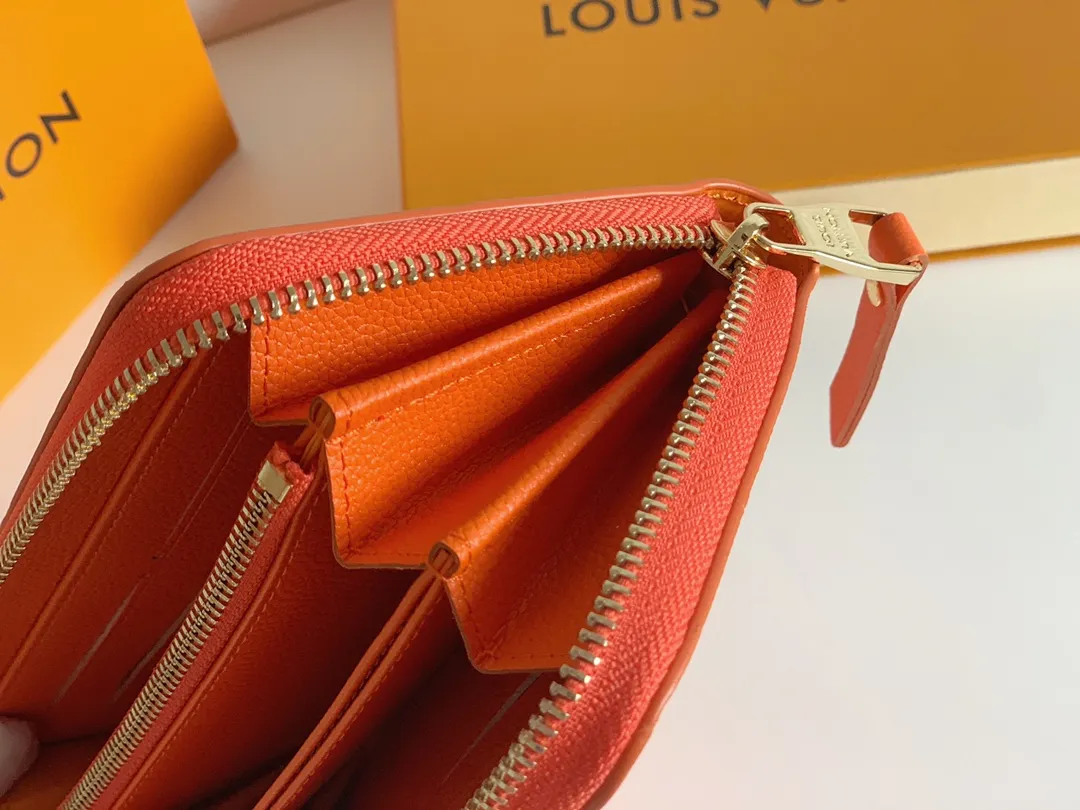 💰120 💎Upgraded original version 🇫🇷 Diamond pattern embossed material: embossed cowhide Introduction: 📢There are 8 credit card slots 3 large compartments to store banknotes Small zipper coin bag 3 flat bags to store bills 💋💋 Model: 60017 diamond pattern Model: 19x10.