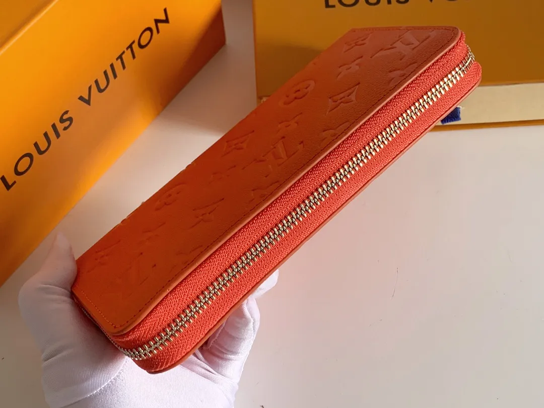 💰120 💎Upgraded original version 🇫🇷 Diamond pattern embossed material: embossed cowhide Introduction: 📢There are 8 credit card slots 3 large compartments to store banknotes Small zipper coin bag 3 flat bags to store bills 💋💋 Model: 60017 diamond pattern Model: 19x10.