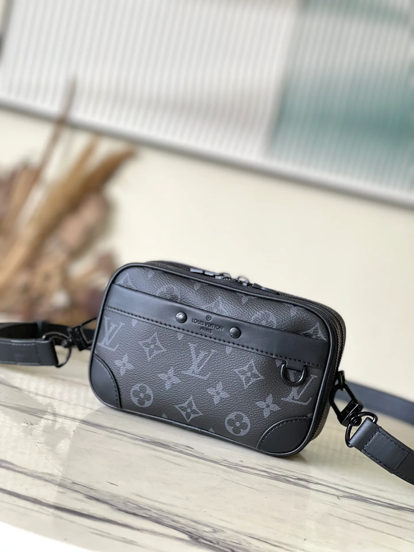 💰780 Top original order M82542 Nano Alpha handbag is made of Monogram Shadow leather with subtle embossing of Monogram pattern, which makes the compact structure show elegant style. The rivet elements are marked with the brand's signature, and the zippered compartments and external patch pockets are convenient for storing daily needs. The detachable and adjustable leather strap allows for comfortable carrying. Dimensions: 11 × 18.5 × 6.5 cm