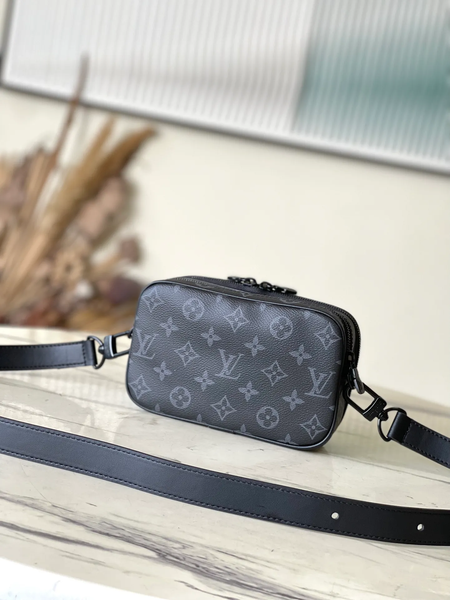 💰780 Top original order M82542 Nano Alpha handbag is made of Monogram Shadow leather with subtle embossing of Monogram pattern, which makes the compact structure show elegant style. The rivet elements are marked with the brand's signature, and the zippered compartments and external patch pockets are convenient for storing daily needs. The detachable and adjustable leather strap allows for comfortable carrying. Dimensions: 11 × 18.5 × 6.5 cm