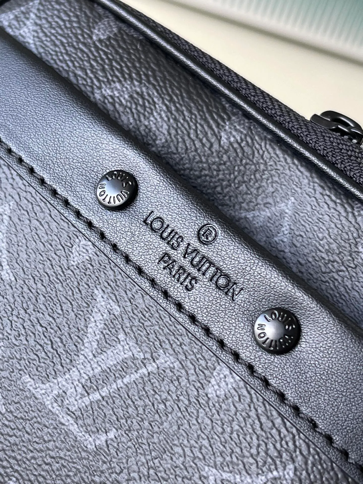 💰780 Top original order M82542 Nano Alpha handbag is made of Monogram Shadow leather with subtle embossing of Monogram pattern, which makes the compact structure show elegant style. The rivet elements are marked with the brand's signature, and the zippered compartments and external patch pockets are convenient for storing daily needs. The detachable and adjustable leather strap allows for comfortable carrying. Dimensions: 11 × 18.5 × 6.5 cm