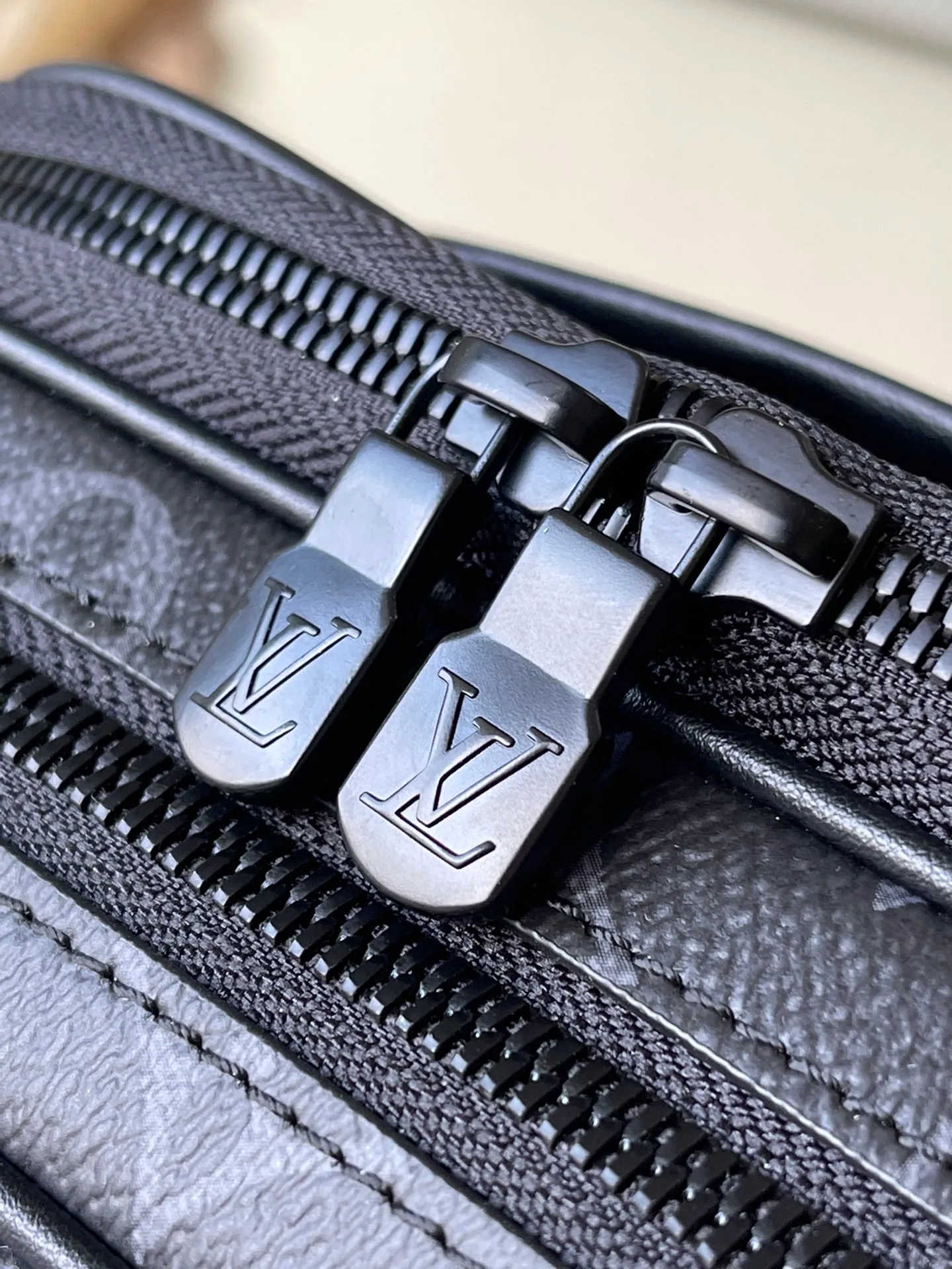 💰780 Top original order M82542 Nano Alpha handbag is made of Monogram Shadow leather with subtle embossing of Monogram pattern, which makes the compact structure show elegant style. The rivet elements are marked with the brand's signature, and the zippered compartments and external patch pockets are convenient for storing daily needs. The detachable and adjustable leather strap allows for comfortable carrying. Dimensions: 11 × 18.5 × 6.5 cm