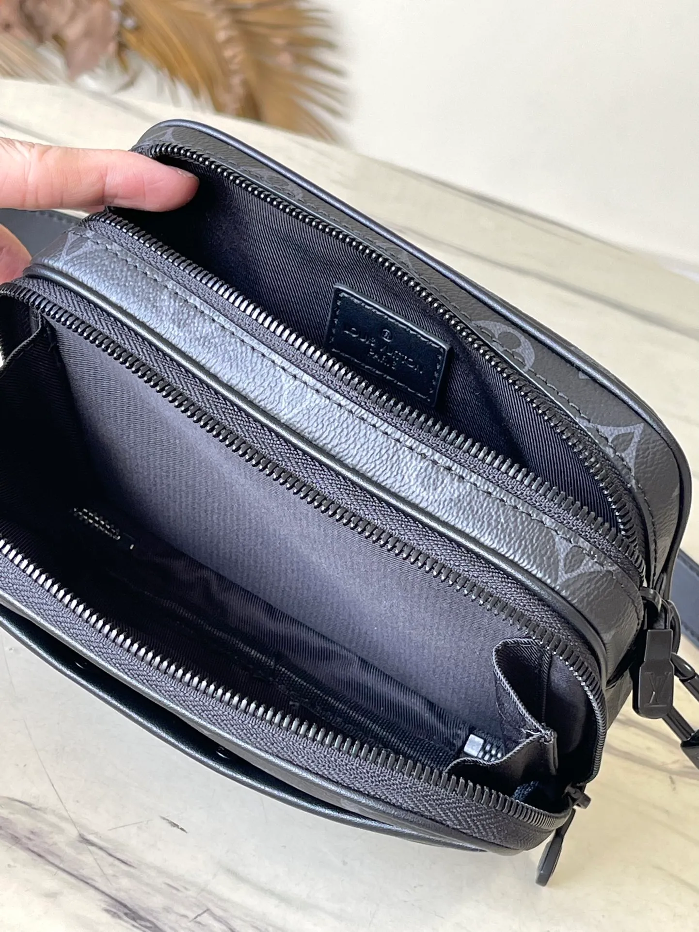 💰780 Top original order M82542 Nano Alpha handbag is made of Monogram Shadow leather with subtle embossing of Monogram pattern, which makes the compact structure show elegant style. The rivet elements are marked with the brand's signature, and the zippered compartments and external patch pockets are convenient for storing daily needs. The detachable and adjustable leather strap allows for comfortable carrying. Dimensions: 11 × 18.5 × 6.5 cm