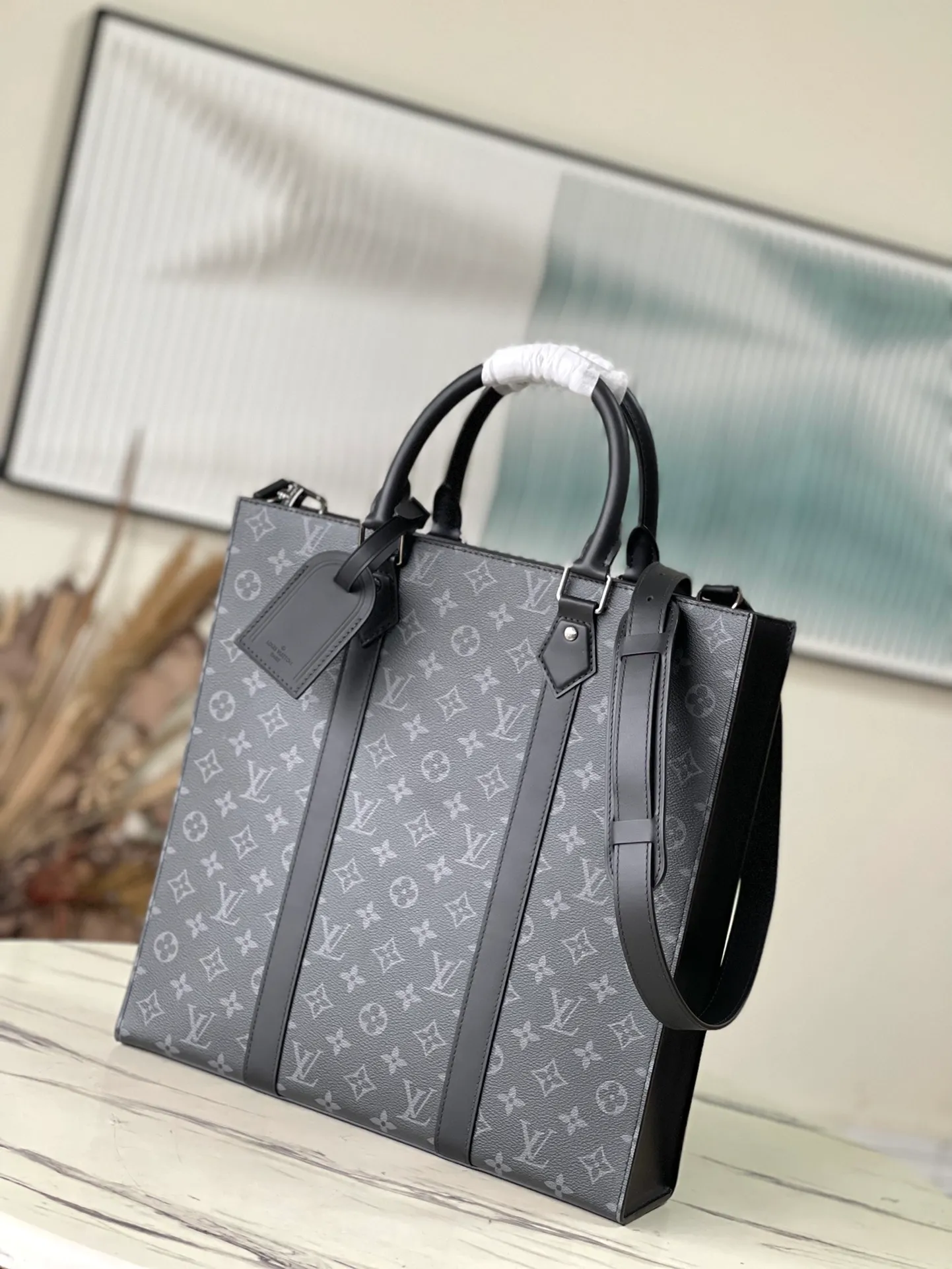💰1100 Top Original Order M46452 Black Flower This Sac Plat handbag is made of Monogram embossed Taurillon leather. It focuses the eyes with straight lines, clear edges, leather side straps and rolled leather handles. It uses functional design to highlight fashion style. The padded compartment holds a laptop, and the removable and adjustable shoulder strap makes it easy to carry over your shoulder. Dimensions: 36.5 × 38 × 9 cm