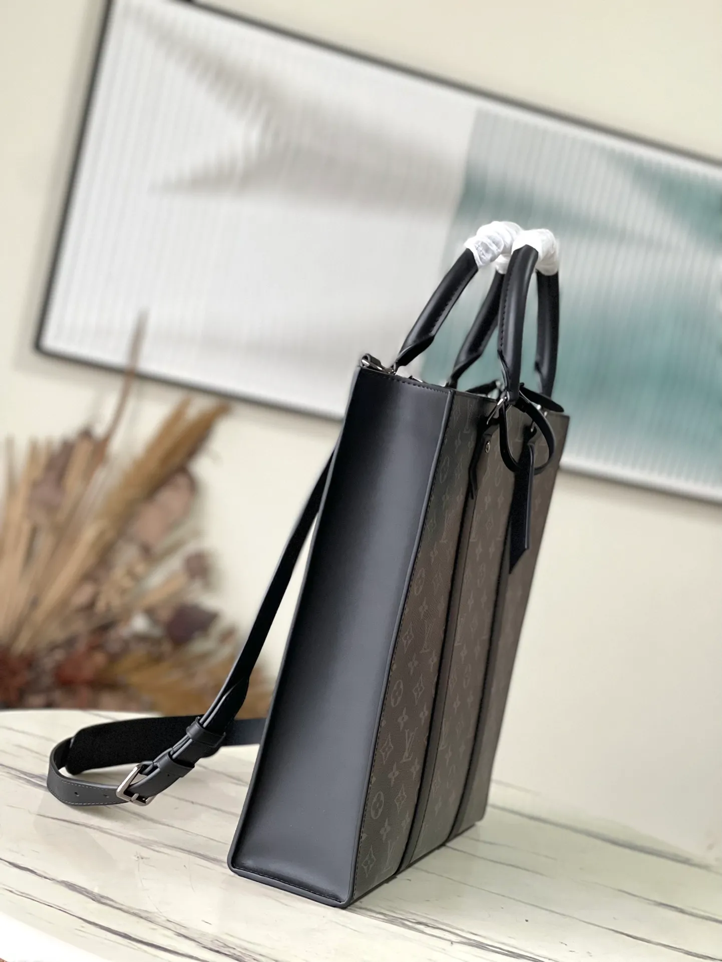 💰1100 Top Original Order M46452 Black Flower This Sac Plat handbag is made of Monogram embossed Taurillon leather. It focuses the eyes with straight lines, clear edges, leather side straps and rolled leather handles. It uses functional design to highlight fashion style. The padded compartment holds a laptop, and the removable and adjustable shoulder strap makes it easy to carry over your shoulder. Dimensions: 36.5 × 38 × 9 cm