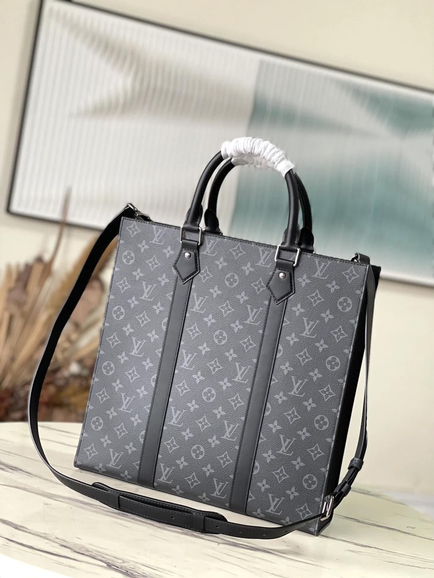 💰1100 Top Original Order M46452 Black Flower This Sac Plat handbag is made of Monogram embossed Taurillon leather. It focuses the eyes with straight lines, clear edges, leather side straps and rolled leather handles. It uses functional design to highlight fashion style. The padded compartment holds a laptop, and the removable and adjustable shoulder strap makes it easy to carry over your shoulder. Dimensions: 36.5 × 38 × 9 cm