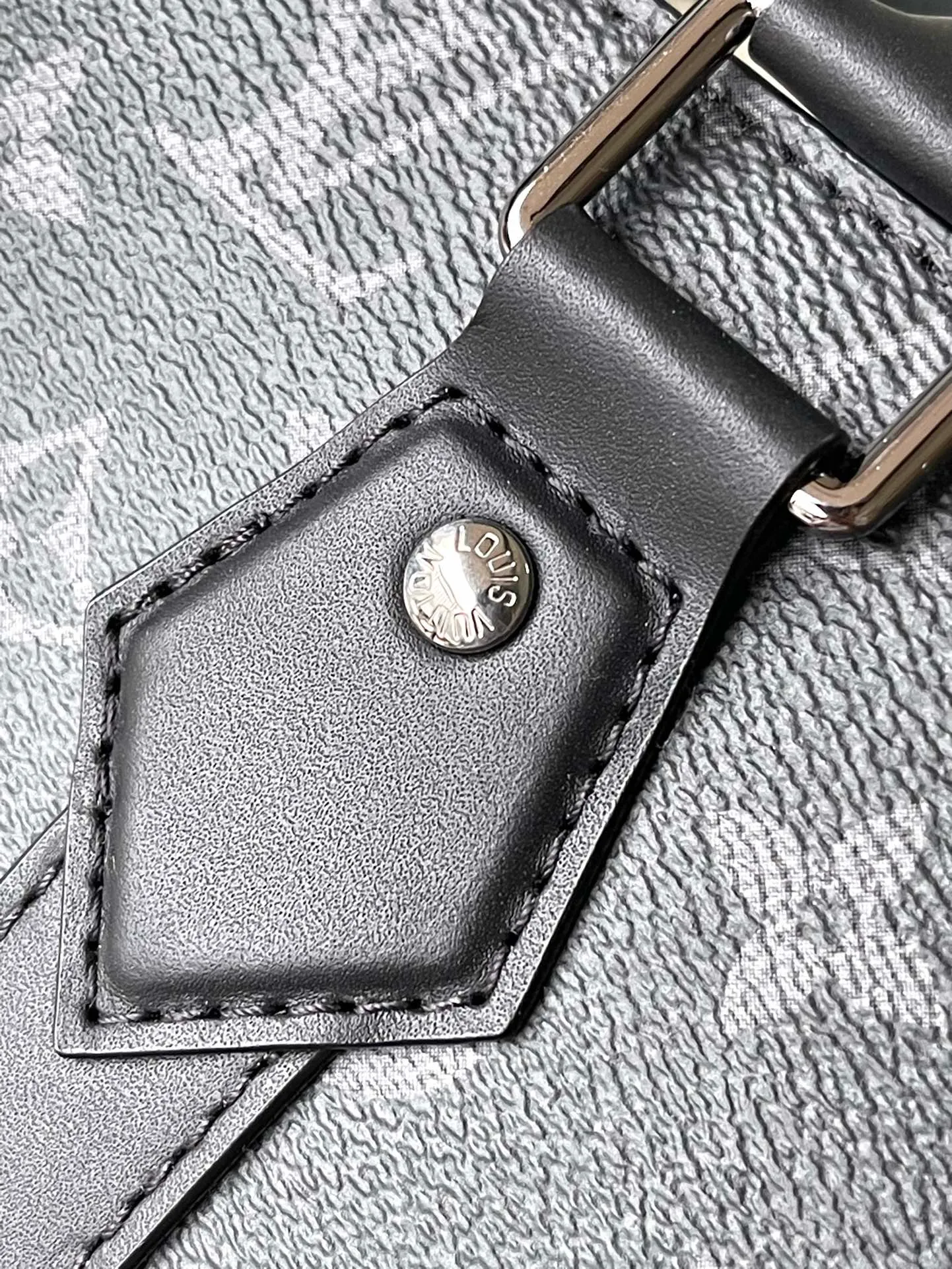 💰1100 Top Original Order M46452 Black Flower This Sac Plat handbag is made of Monogram embossed Taurillon leather. It focuses the eyes with straight lines, clear edges, leather side straps and rolled leather handles. It uses functional design to highlight fashion style. The padded compartment holds a laptop, and the removable and adjustable shoulder strap makes it easy to carry over your shoulder. Dimensions: 36.5 × 38 × 9 cm