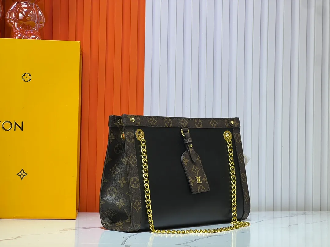 Batch 280💰Upgraded version model number M13137 large size M13140 small size 2025 Cruise early spring show launches Nova small and medium handbags, which give the graceful cow leather a subtle mirror effect, combining both straightforward style and leisurely elegance. LV nameplate and Monogram canvas trim highlight classic elements, and the dazzling sliding chain makes it easy to create a refined look. Monogram canvas trim, fabric lining, metal hardware, name tag, central zipper patch pocket. Chain: slidingly adjustable, non-detachable. Chain half length: 28.0 cm. Chain half length adjustable to: 50.0 cm. Monogram canvas trim, fabric lining, metal hardware, nameplate interior patch pocket. Can store laptops and A4 documents. Detailed features: Length, height and width dimensions. Small size: 31x21x9cm Large size: 37x36x10cm