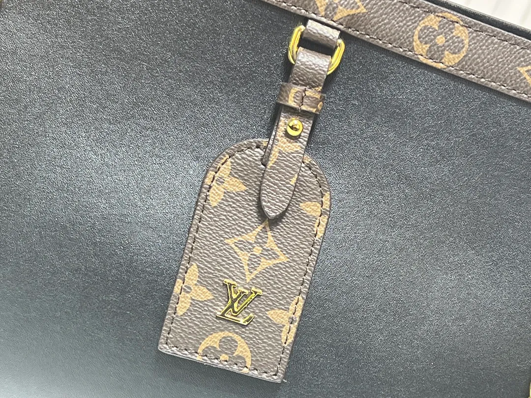 Batch 280💰Upgraded version model number M13137 large size M13140 small size 2025 Cruise early spring show launches Nova small and medium handbags, which give the graceful cow leather a subtle mirror effect, combining both straightforward style and leisurely elegance. LV nameplate and Monogram canvas trim highlight classic elements, and the dazzling sliding chain makes it easy to create a refined look. Monogram canvas trim, fabric lining, metal hardware, name tag, central zipper patch pocket. Chain: slidingly adjustable, non-detachable. Chain half length: 28.0 cm. Chain half length adjustable to: 50.0 cm. Monogram canvas trim, fabric lining, metal hardware, nameplate interior patch pocket. Can store laptops and A4 documents. Detailed features: Length, height and width dimensions. Small size: 31x21x9cm Large size: 37x36x10cm