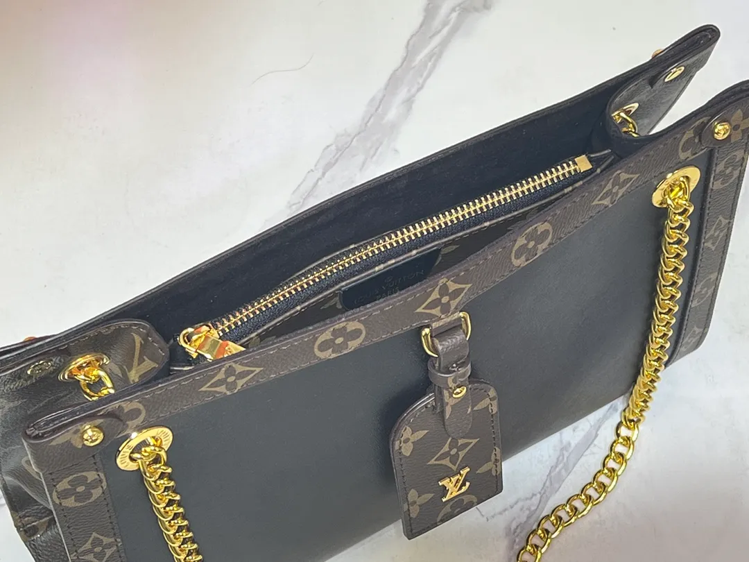 Batch 280💰Upgraded version model number M13137 large size M13140 small size 2025 Cruise early spring show launches Nova small and medium handbags, which give the graceful cow leather a subtle mirror effect, combining both straightforward style and leisurely elegance. LV nameplate and Monogram canvas trim highlight classic elements, and the dazzling sliding chain makes it easy to create a refined look. Monogram canvas trim, fabric lining, metal hardware, name tag, central zipper patch pocket. Chain: slidingly adjustable, non-detachable. Chain half length: 28.0 cm. Chain half length adjustable to: 50.0 cm. Monogram canvas trim, fabric lining, metal hardware, nameplate interior patch pocket. Can store laptops and A4 documents. Detailed features: Length, height and width dimensions. Small size: 31x21x9cm Large size: 37x36x10cm