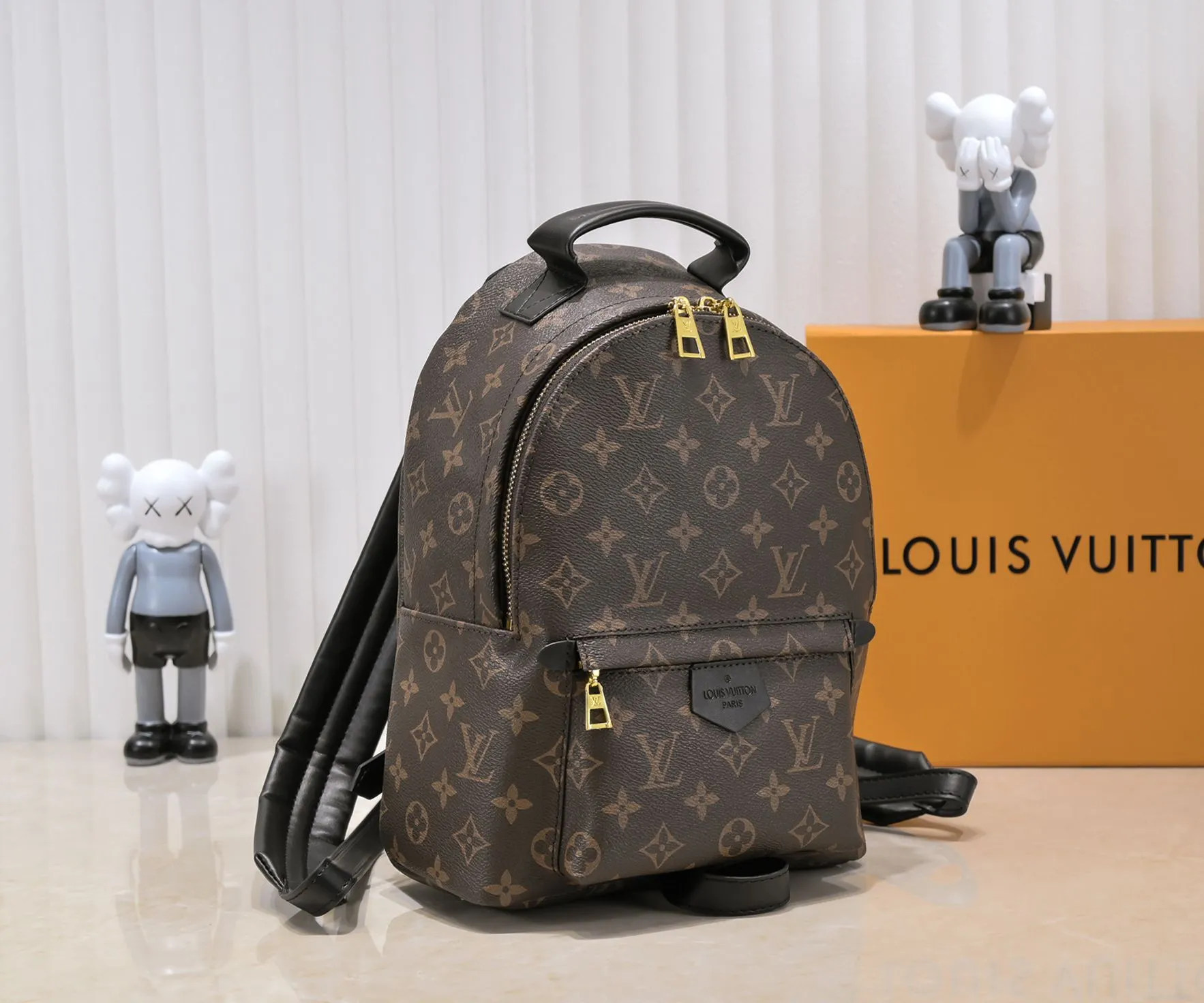 Upgraded original version, (new backpack) Mini 180💰Medium 240💰Large 280💰 Actual pictures Mini M44873, Medium 44871, 41560, 41561, 41562 Presbyopia MONOGRAM BACKPACK Double backpack, this backpack that shines in the 2017 early spring series fashion show has a fashionable style and strong functionality. It is the perfect choice for urban wanderers. It continues the extremely gorgeous appearance and reflects the unique LV characteristics in countless details. Fine decorations such as calfskin trim and engraved zipper pulls complement the loose and soft Monogram canvas. Large size 28*33*16, medium size 22*29*16, mini size 16*21*10