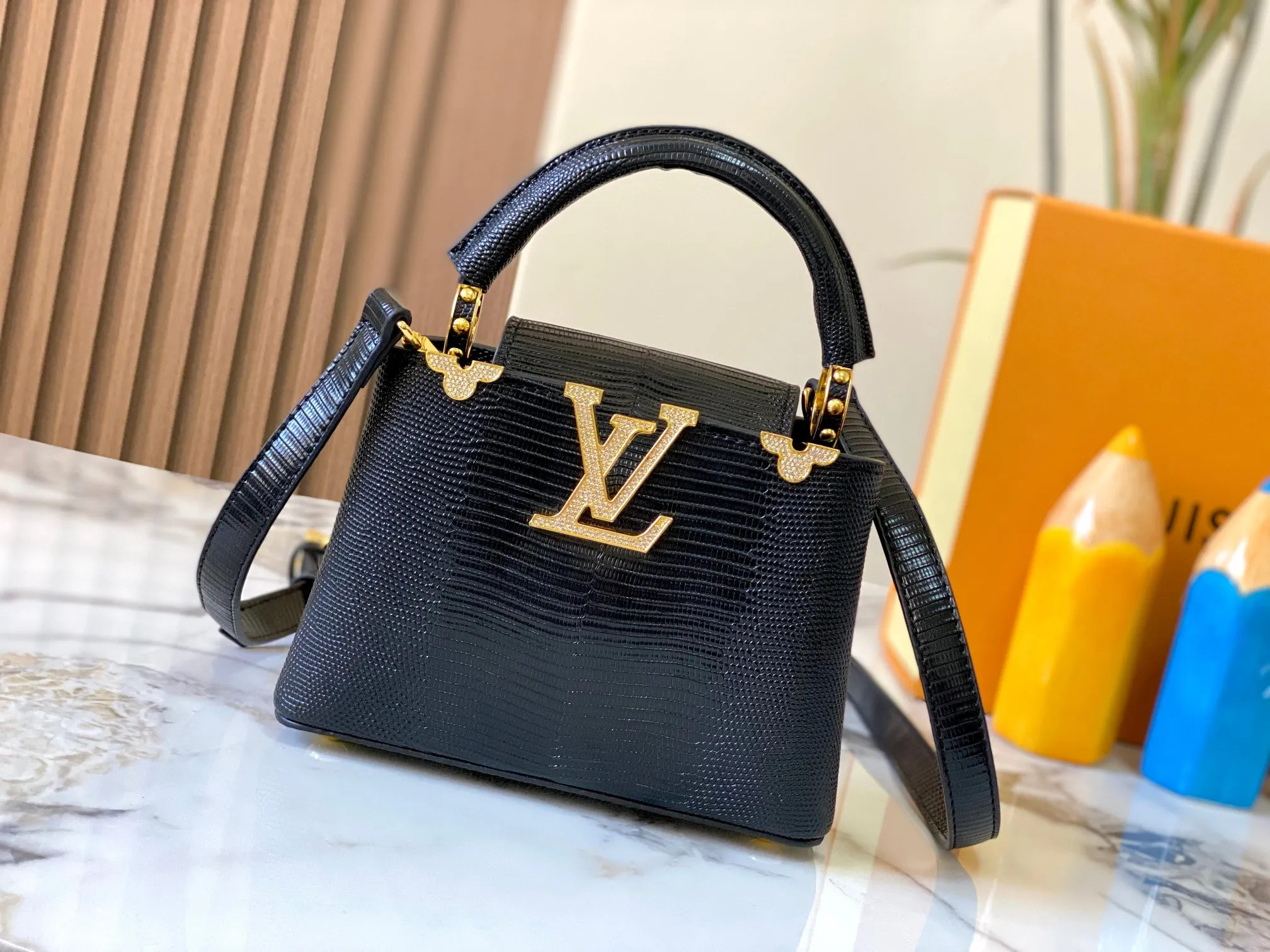 Top original P440 Guangzhou product M12296 black lizard leather with gold diamond corolla🔺This Capucines mini handbag is wrapped in gorgeous lizard leather and lined with delicate sheepskin, embellished with dazzling metal parts. The flip cover reads LV letters inside, and a Monogram flower blooms when turned out. Its compact size makes it a dazzling choice for evening occasions. Detailed features 21 x 14 x 8 cm (length x height x width