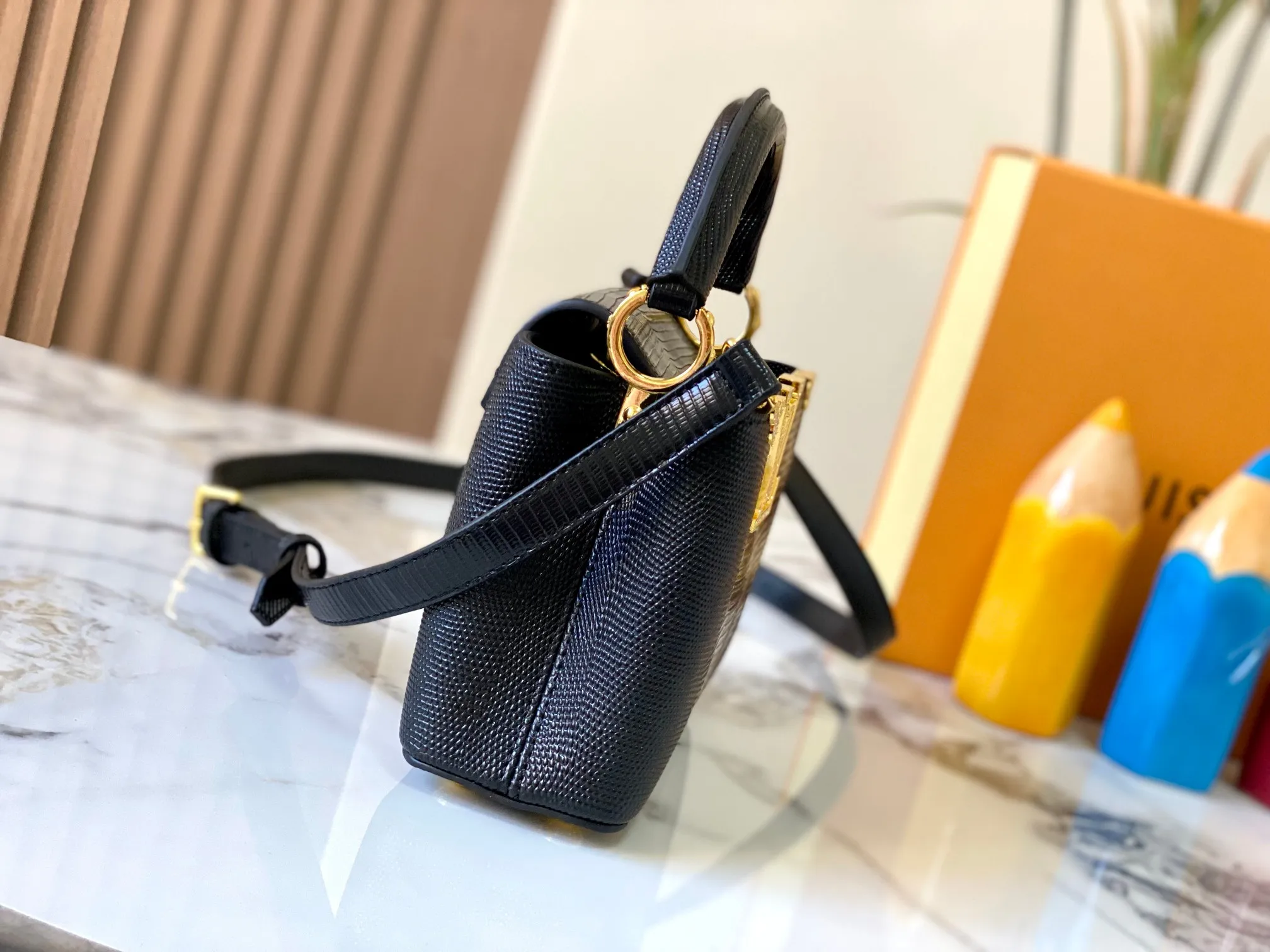 Top original P440 Guangzhou product M12296 black lizard leather with gold diamond corolla🔺This Capucines mini handbag is wrapped in gorgeous lizard leather and lined with delicate sheepskin, embellished with dazzling metal parts. The flip cover reads LV letters inside, and a Monogram flower blooms when turned out. Its compact size makes it a dazzling choice for evening occasions. Detailed features 21 x 14 x 8 cm (length x height x width