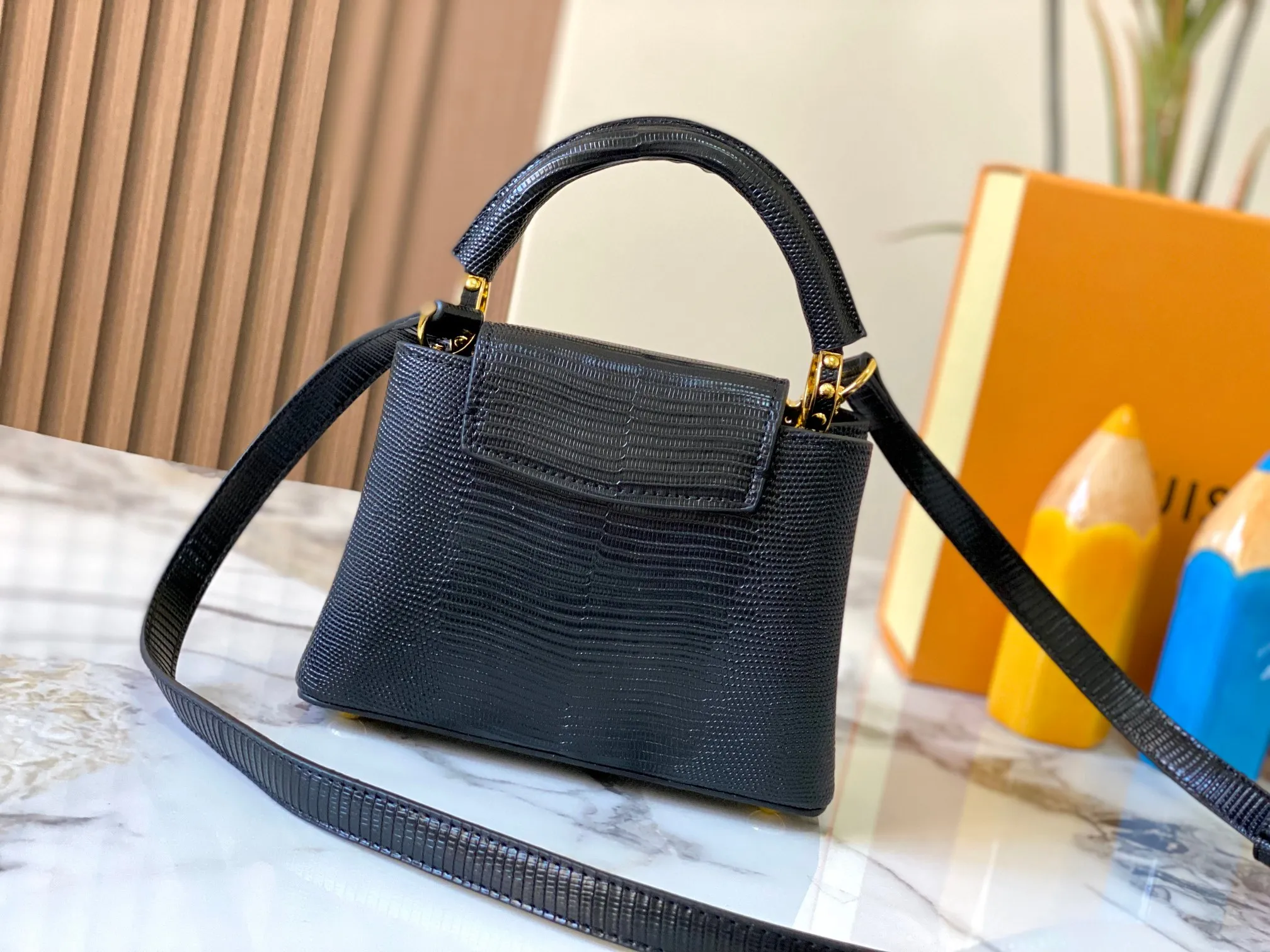 Top original P440 Guangzhou product M12296 black lizard leather with gold diamond corolla🔺This Capucines mini handbag is wrapped in gorgeous lizard leather and lined with delicate sheepskin, embellished with dazzling metal parts. The flip cover reads LV letters inside, and a Monogram flower blooms when turned out. Its compact size makes it a dazzling choice for evening occasions. Detailed features 21 x 14 x 8 cm (length x height x width