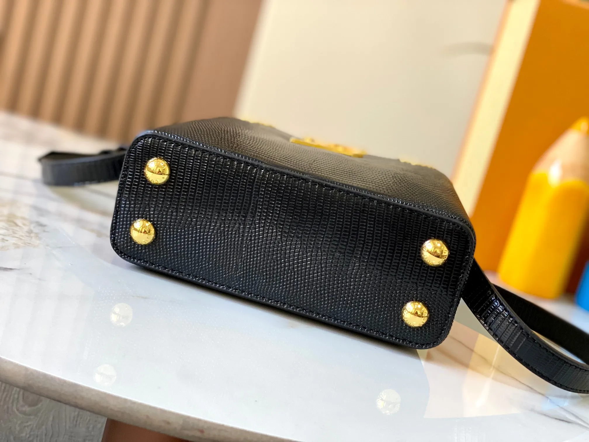 Top original P440 Guangzhou product M12296 black lizard leather with gold diamond corolla🔺This Capucines mini handbag is wrapped in gorgeous lizard leather and lined with delicate sheepskin, embellished with dazzling metal parts. The flip cover reads LV letters inside, and a Monogram flower blooms when turned out. Its compact size makes it a dazzling choice for evening occasions. Detailed features 21 x 14 x 8 cm (length x height x width
