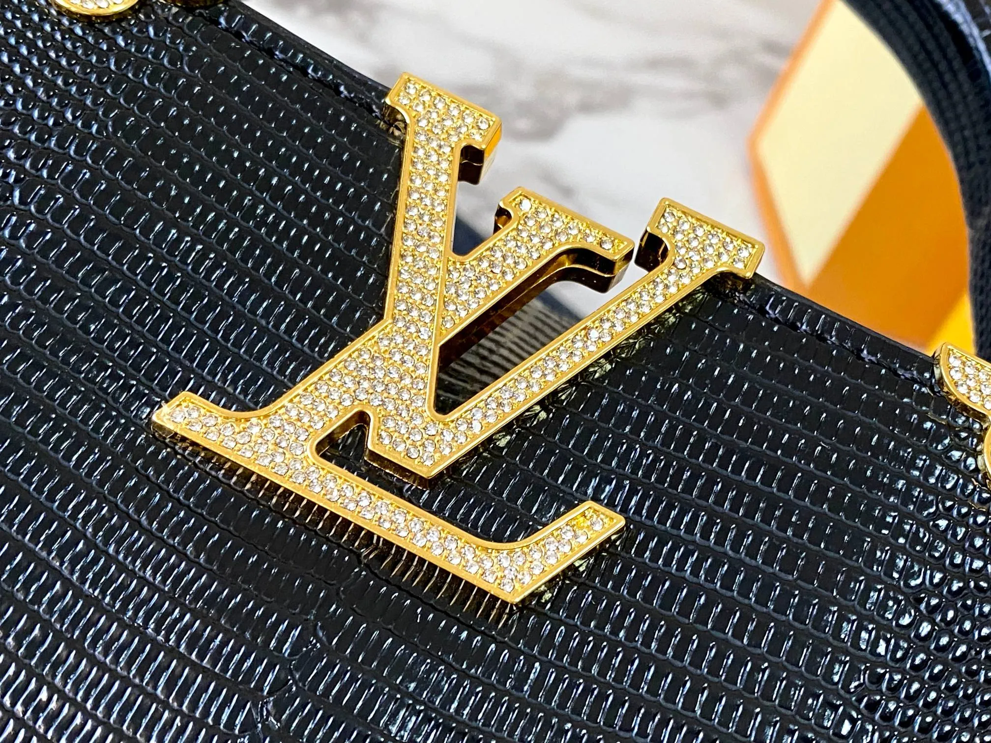 Top original P440 Guangzhou product M12296 black lizard leather with gold diamond corolla🔺This Capucines mini handbag is wrapped in gorgeous lizard leather and lined with delicate sheepskin, embellished with dazzling metal parts. The flip cover reads LV letters inside, and a Monogram flower blooms when turned out. Its compact size makes it a dazzling choice for evening occasions. Detailed features 21 x 14 x 8 cm (length x height x width