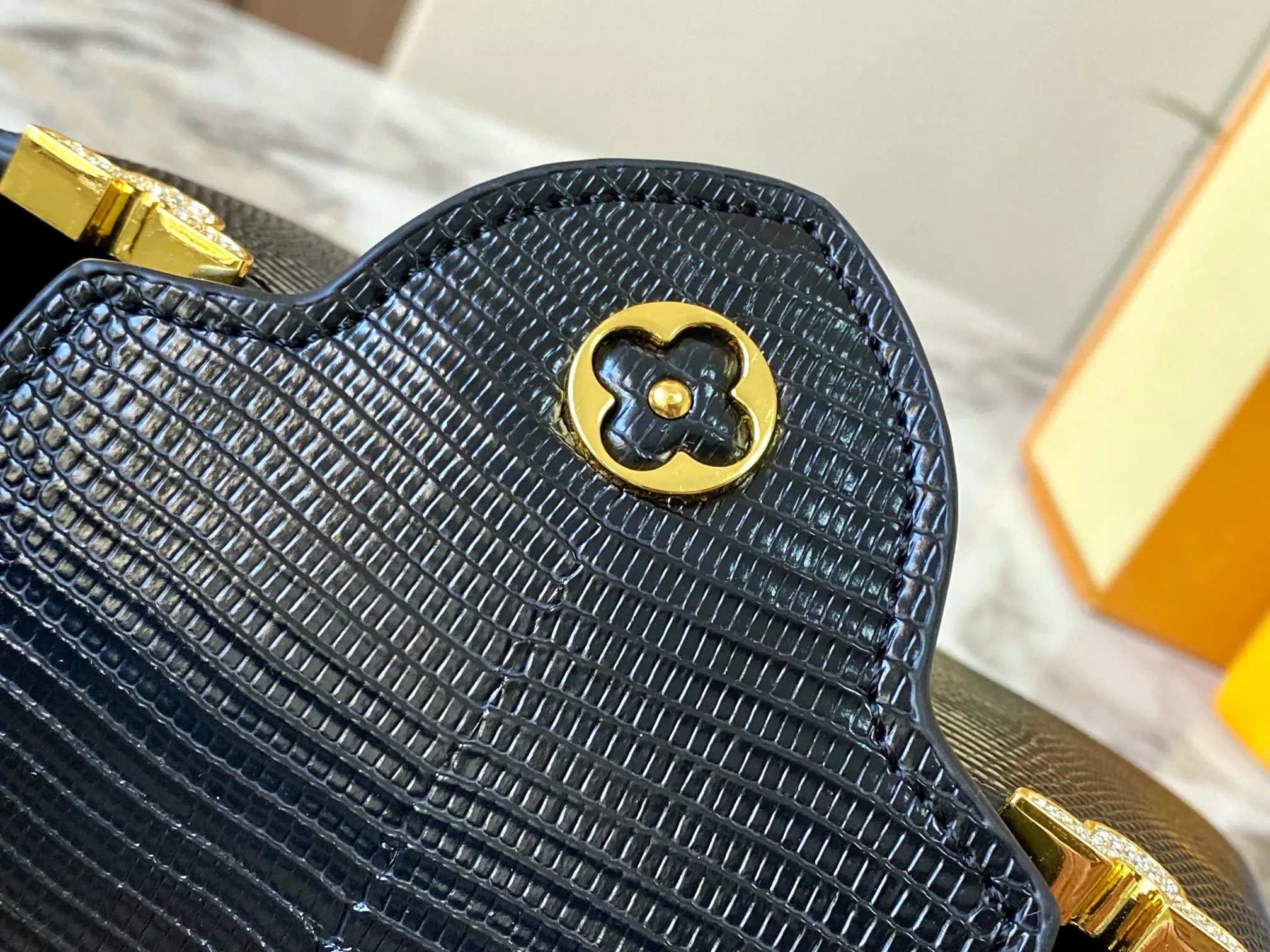 Top original P440 Guangzhou product M12296 black lizard leather with gold diamond corolla🔺This Capucines mini handbag is wrapped in gorgeous lizard leather and lined with delicate sheepskin, embellished with dazzling metal parts. The flip cover reads LV letters inside, and a Monogram flower blooms when turned out. Its compact size makes it a dazzling choice for evening occasions. Detailed features 21 x 14 x 8 cm (length x height x width
