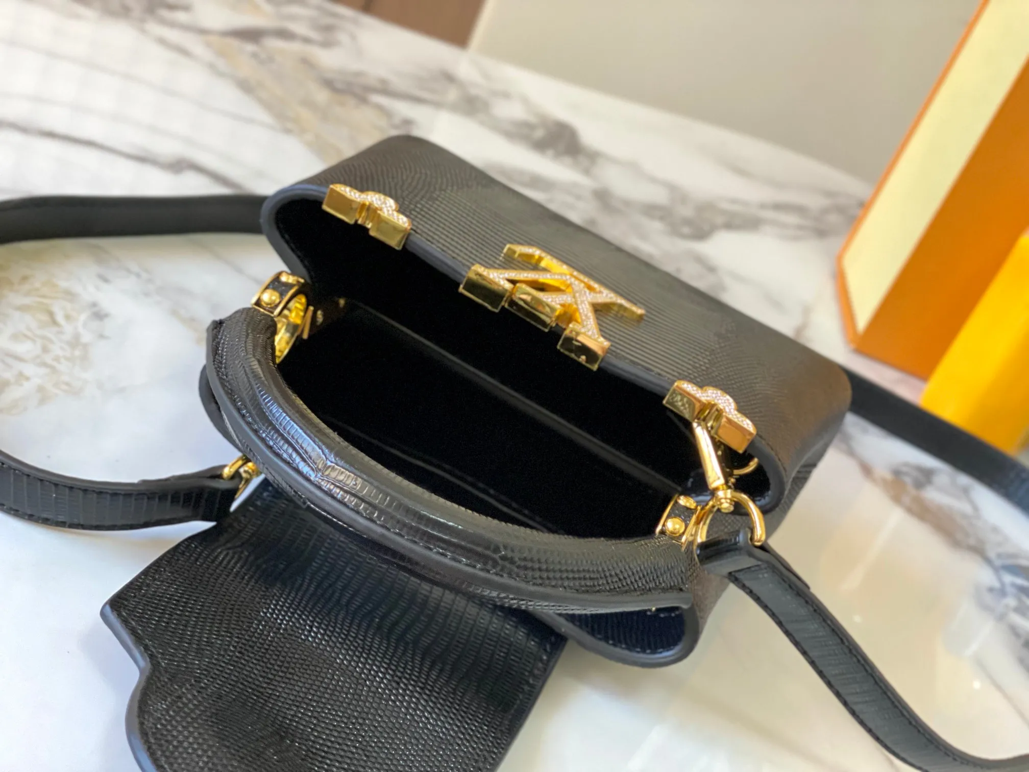 Top original P440 Guangzhou product M12296 black lizard leather with gold diamond corolla🔺This Capucines mini handbag is wrapped in gorgeous lizard leather and lined with delicate sheepskin, embellished with dazzling metal parts. The flip cover reads LV letters inside, and a Monogram flower blooms when turned out. Its compact size makes it a dazzling choice for evening occasions. Detailed features 21 x 14 x 8 cm (length x height x width