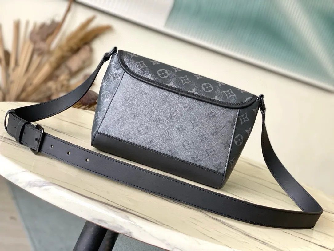 💰880 Top Original Order M12681 This Pulse messenger bag is exquisitely constructed with Monogram Eclipse canvas, and is equipped with a cord zipper puller for the outer pocket on the flap. The magnetic closure makes it easy to access items, and the leather shoulder strap can be adjusted using the side loops, making it ideal for shoulder or cross-body wear. Dimensions: 26.6 × 17 × 11 cm