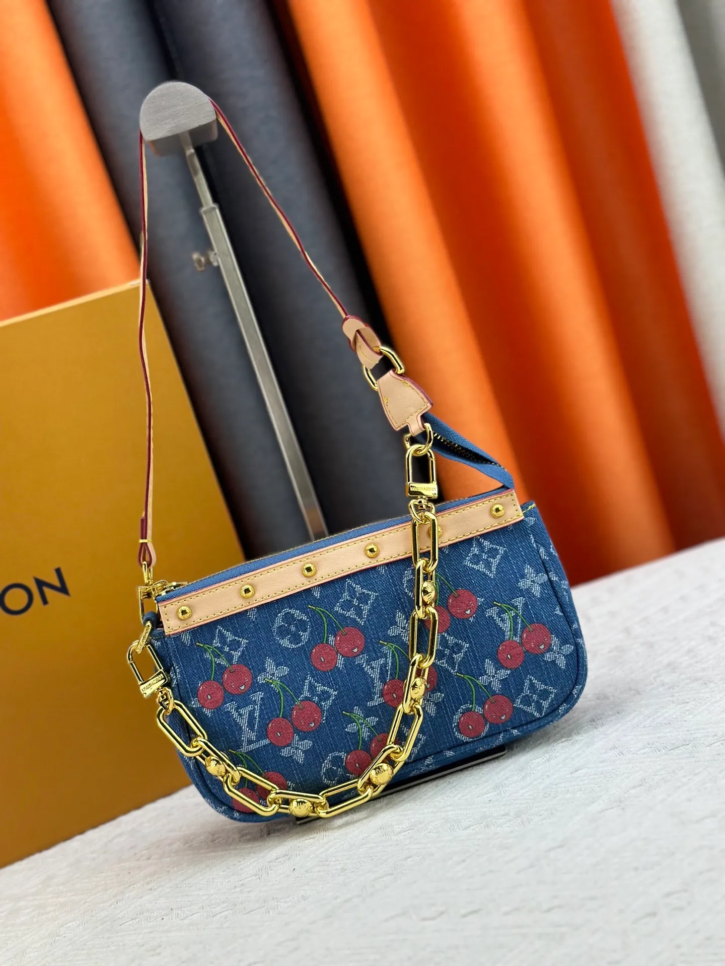 P240 upgraded version [Official latest model, real shot] M13994 Denim Cherry 🍒Pochette Accessoires handbag is made of coated canvas, with colorful Monogram patterns to interpret the smart style of the Louis Vuitton x Murakami cross-border collaboration series. Calf leather trim and dazzling hardware add to the sophisticated details, while the detachable shoulder strap and chain allow for flexible carry. 13 x 4 x 22 cm (height x width x length)