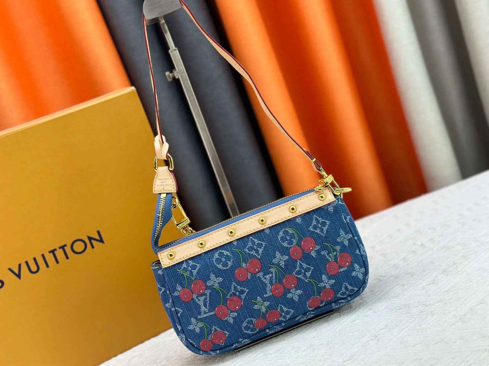 P240 upgraded version [Official latest model, real shot] M13994 Denim Cherry 🍒Pochette Accessoires handbag is made of coated canvas, with colorful Monogram patterns to interpret the smart style of the Louis Vuitton x Murakami cross-border collaboration series. Calf leather trim and dazzling hardware add to the sophisticated details, while the detachable shoulder strap and chain allow for flexible carry. 13 x 4 x 22 cm (height x width x length)