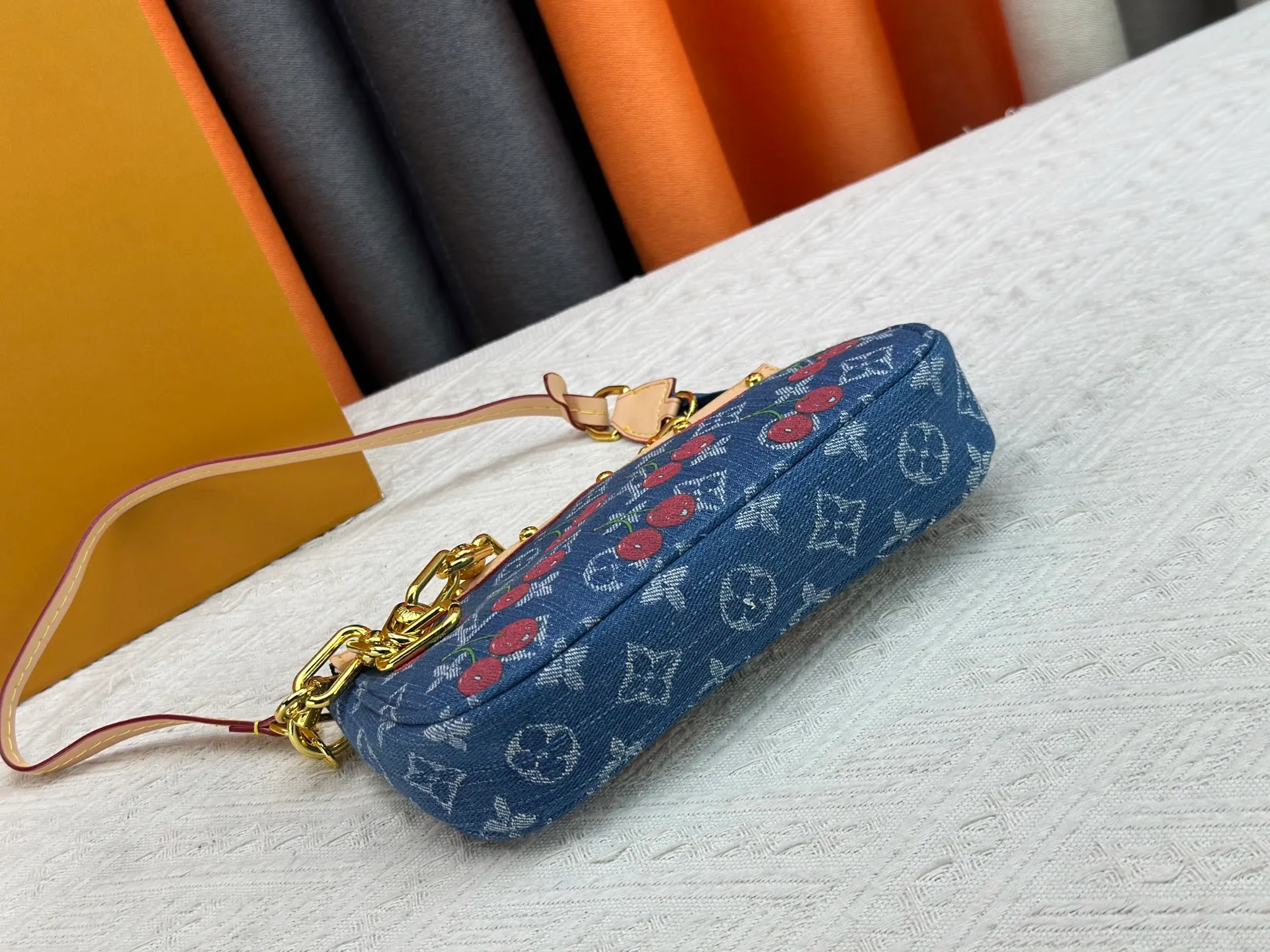 P240 upgraded version [Official latest model, real shot] M13994 Denim Cherry 🍒Pochette Accessoires handbag is made of coated canvas, with colorful Monogram patterns to interpret the smart style of the Louis Vuitton x Murakami cross-border collaboration series. Calf leather trim and dazzling hardware add to the sophisticated details, while the detachable shoulder strap and chain allow for flexible carry. 13 x 4 x 22 cm (height x width x length)