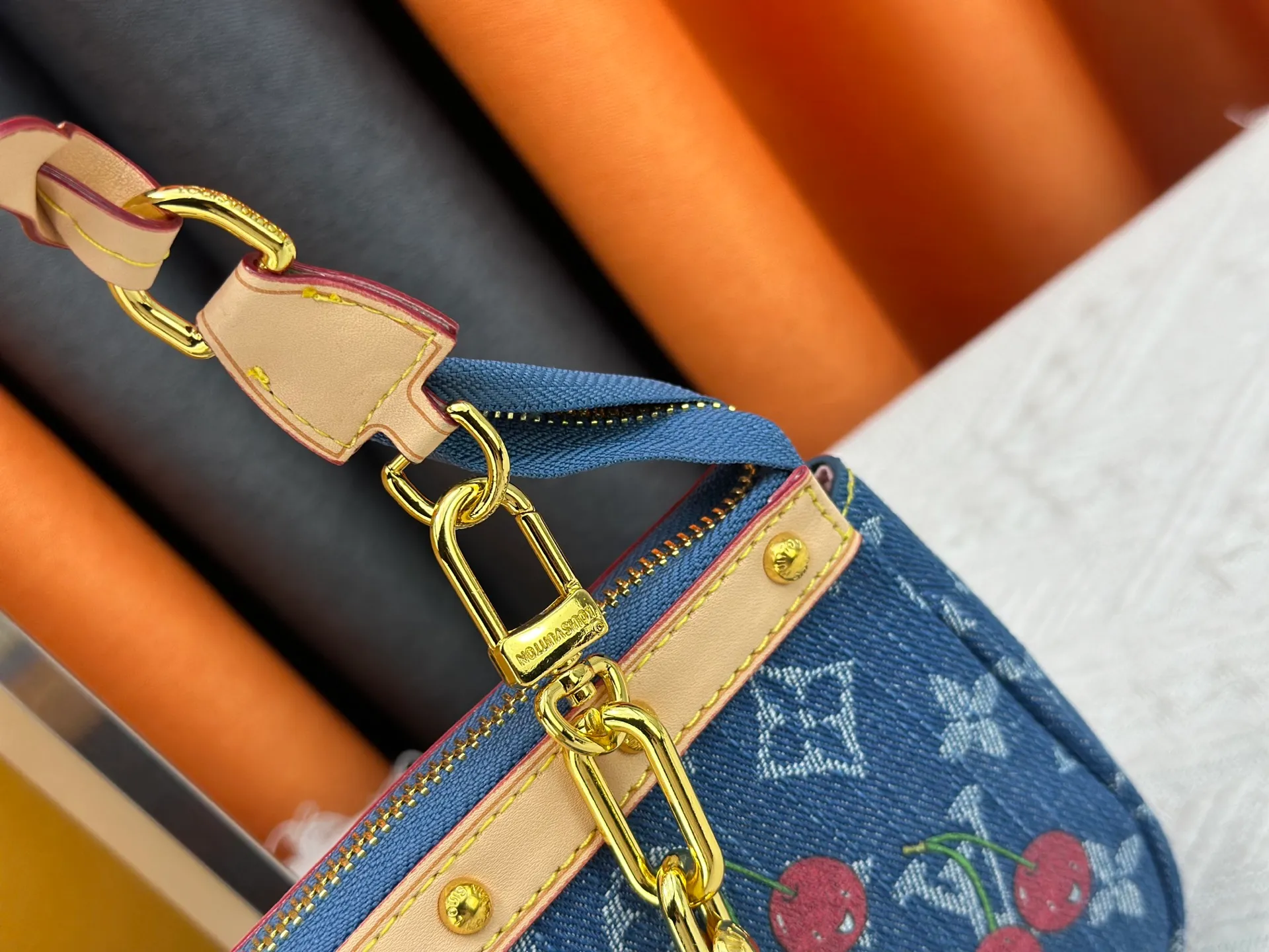 P240 upgraded version [Official latest model, real shot] M13994 Denim Cherry 🍒Pochette Accessoires handbag is made of coated canvas, with colorful Monogram patterns to interpret the smart style of the Louis Vuitton x Murakami cross-border collaboration series. Calf leather trim and dazzling hardware add to the sophisticated details, while the detachable shoulder strap and chain allow for flexible carry. 13 x 4 x 22 cm (height x width x length)
