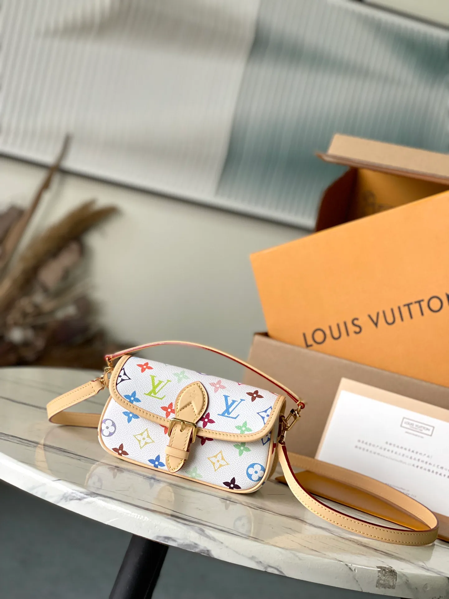 💰840 Top original order M14194 This Nano Diane handbag comes from the Louis Vuitton x Takashi Murakami collaboration series, with colorful Monogram patterns to express interest. The dazzling metal parts and cow leather trim highlight the classic style. The detachable and adjustable leather shoulder strap makes it easy to wear cross-body. The exquisite structure can store mobile phones, short coins and other daily needs. Dimensions: 19 × 10.5 × 6 cm