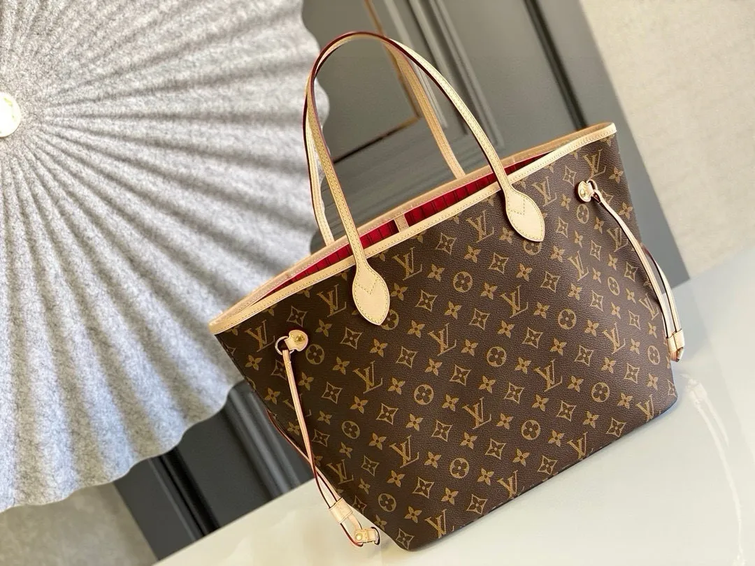💰760 (medium steel nails) top original order M41177 NEVERFULL medium handbag Neverfull classic handbag, explore the exquisite details inside the bag. The redesigned interior pockets feature a fresh fabric lining, especially the detachable zippered clutch, which can be used alone as a sophisticated clutch or as an additional pocket. Bright lining tones add a more lively feel to Monogram's classic canvas. Detailed features 31 x 28 x 14 cm (Length x Height x Width) Redesigned interior pocket with details inspired by the Louis Vuitton archives Pocket lined with linen fabric Removable zipped clutch with tonal interior pocket Natural cowhide leather trim Shiny gold-tone hardware Handles: Double handle