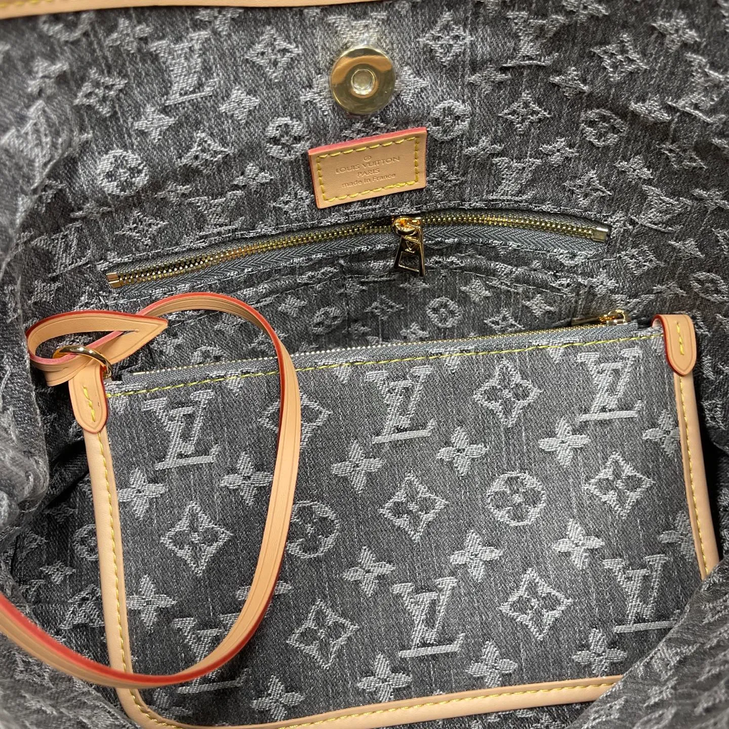 [Upgraded version] P600¥🐶Upgraded version. High quality. Denim denim·Model M46203🐶With complete packaging🎁Denim denim series CARRYALL handbag. The handbag is made of Monogram canvas and leather trim, making it a personal companion for urban life. The generous construction has a neat interior and a large interior pocket adds a functional element. Monogram canvas zippered clutch secured with leather strap. Size: 29*24*12 cm