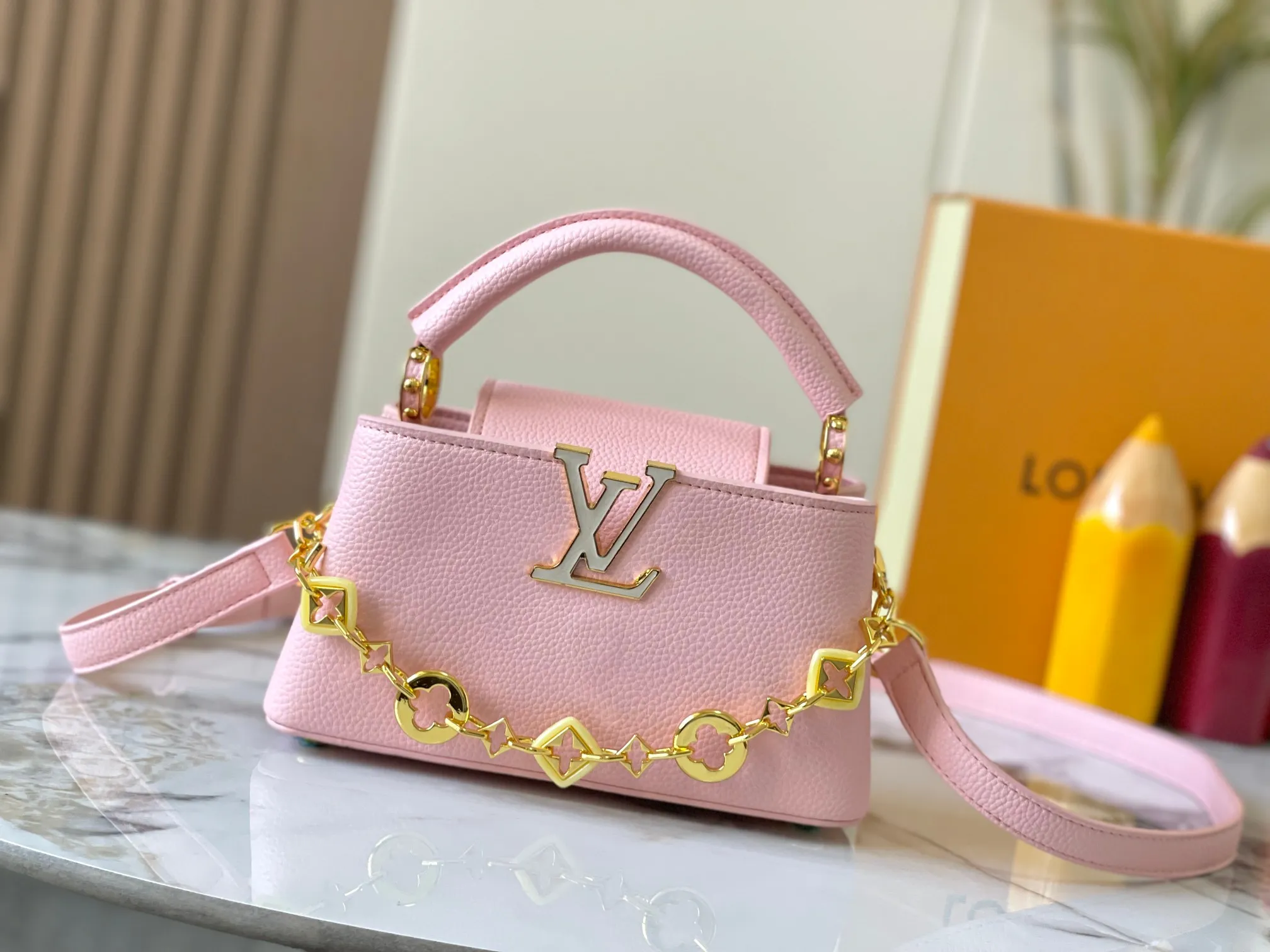 p460 [Guangzhou top quality original] M14393 pink CapucinesEastWest mini handbag, using a decorative chain to show the inspiration of Monogram flowers. Taurillon cow leather creates an exquisite structure, and the LV letters interpret the colorful brushstrokes of the Puffygram jewelry series. The flap can be folded in or out, and the inner pocket can safely store valuables. Size:22×12×8cm