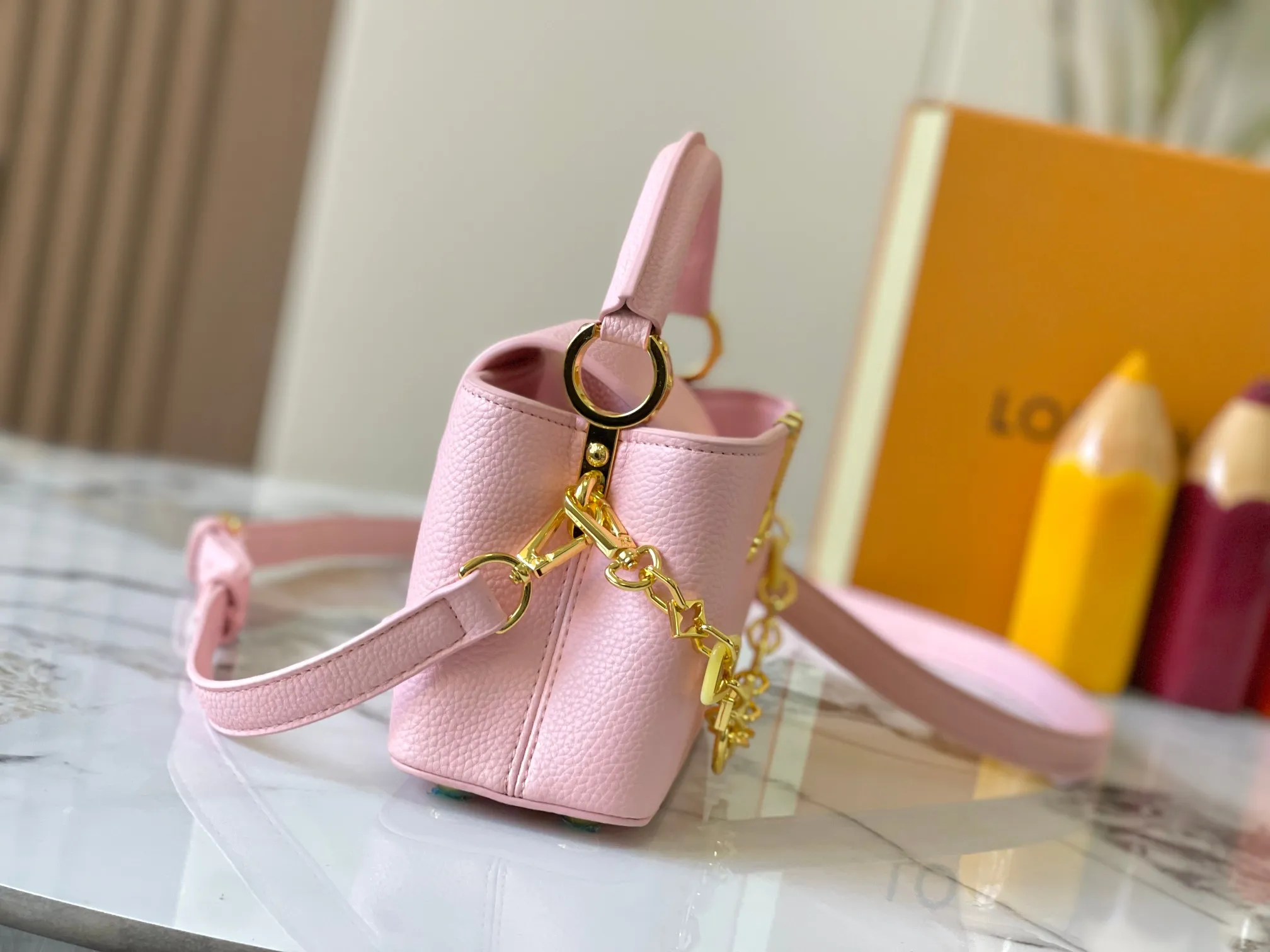 p460 [Guangzhou top quality original] M14393 pink CapucinesEastWest mini handbag, using a decorative chain to show the inspiration of Monogram flowers. Taurillon cow leather creates an exquisite structure, and the LV letters interpret the colorful brushstrokes of the Puffygram jewelry series. The flap can be folded in or out, and the inner pocket can safely store valuables. Size:22×12×8cm