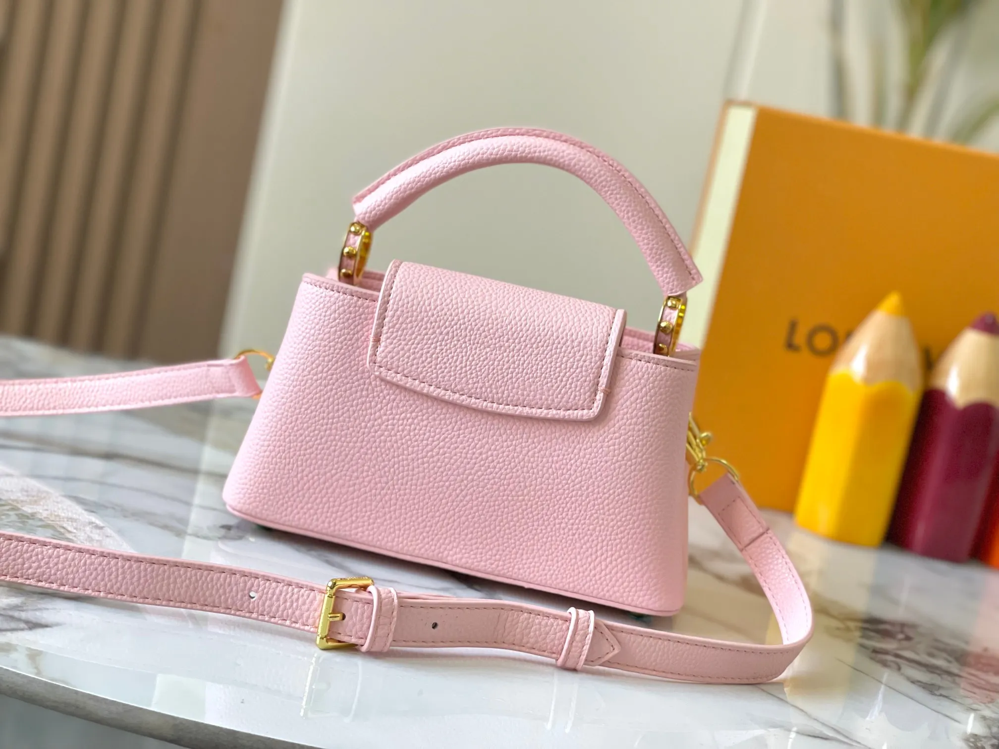 p460 [Guangzhou top quality original] M14393 pink CapucinesEastWest mini handbag, using a decorative chain to show the inspiration of Monogram flowers. Taurillon cow leather creates an exquisite structure, and the LV letters interpret the colorful brushstrokes of the Puffygram jewelry series. The flap can be folded in or out, and the inner pocket can safely store valuables. Size:22×12×8cm