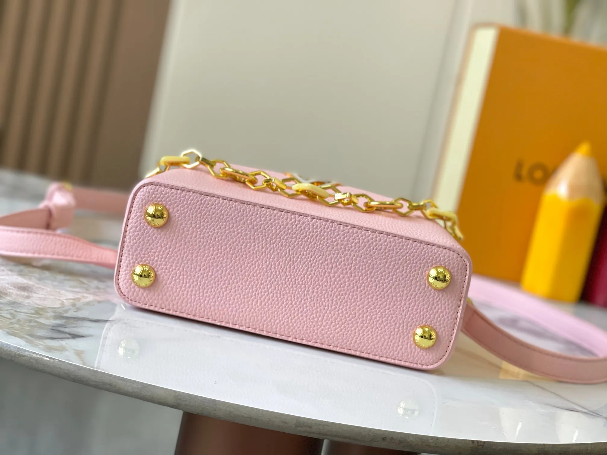 p460 [Guangzhou top quality original] M14393 pink CapucinesEastWest mini handbag, using a decorative chain to show the inspiration of Monogram flowers. Taurillon cow leather creates an exquisite structure, and the LV letters interpret the colorful brushstrokes of the Puffygram jewelry series. The flap can be folded in or out, and the inner pocket can safely store valuables. Size:22×12×8cm