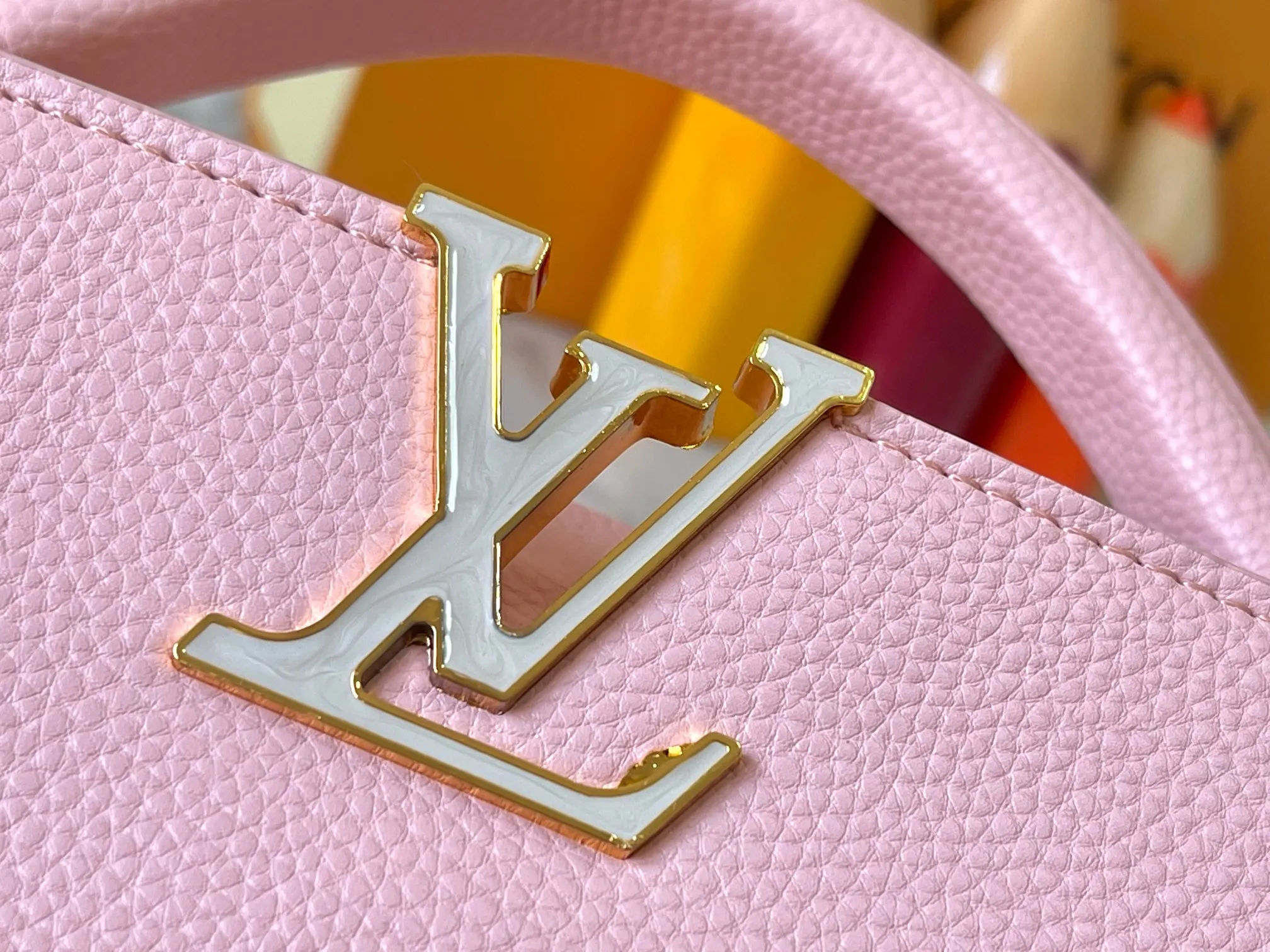 p460 [Guangzhou top quality original] M14393 pink CapucinesEastWest mini handbag, using a decorative chain to show the inspiration of Monogram flowers. Taurillon cow leather creates an exquisite structure, and the LV letters interpret the colorful brushstrokes of the Puffygram jewelry series. The flap can be folded in or out, and the inner pocket can safely store valuables. Size:22×12×8cm