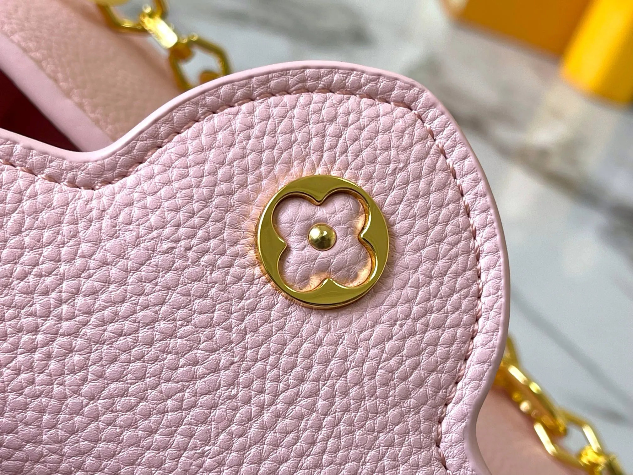 p460 [Guangzhou top quality original] M14393 pink CapucinesEastWest mini handbag, using a decorative chain to show the inspiration of Monogram flowers. Taurillon cow leather creates an exquisite structure, and the LV letters interpret the colorful brushstrokes of the Puffygram jewelry series. The flap can be folded in or out, and the inner pocket can safely store valuables. Size:22×12×8cm
