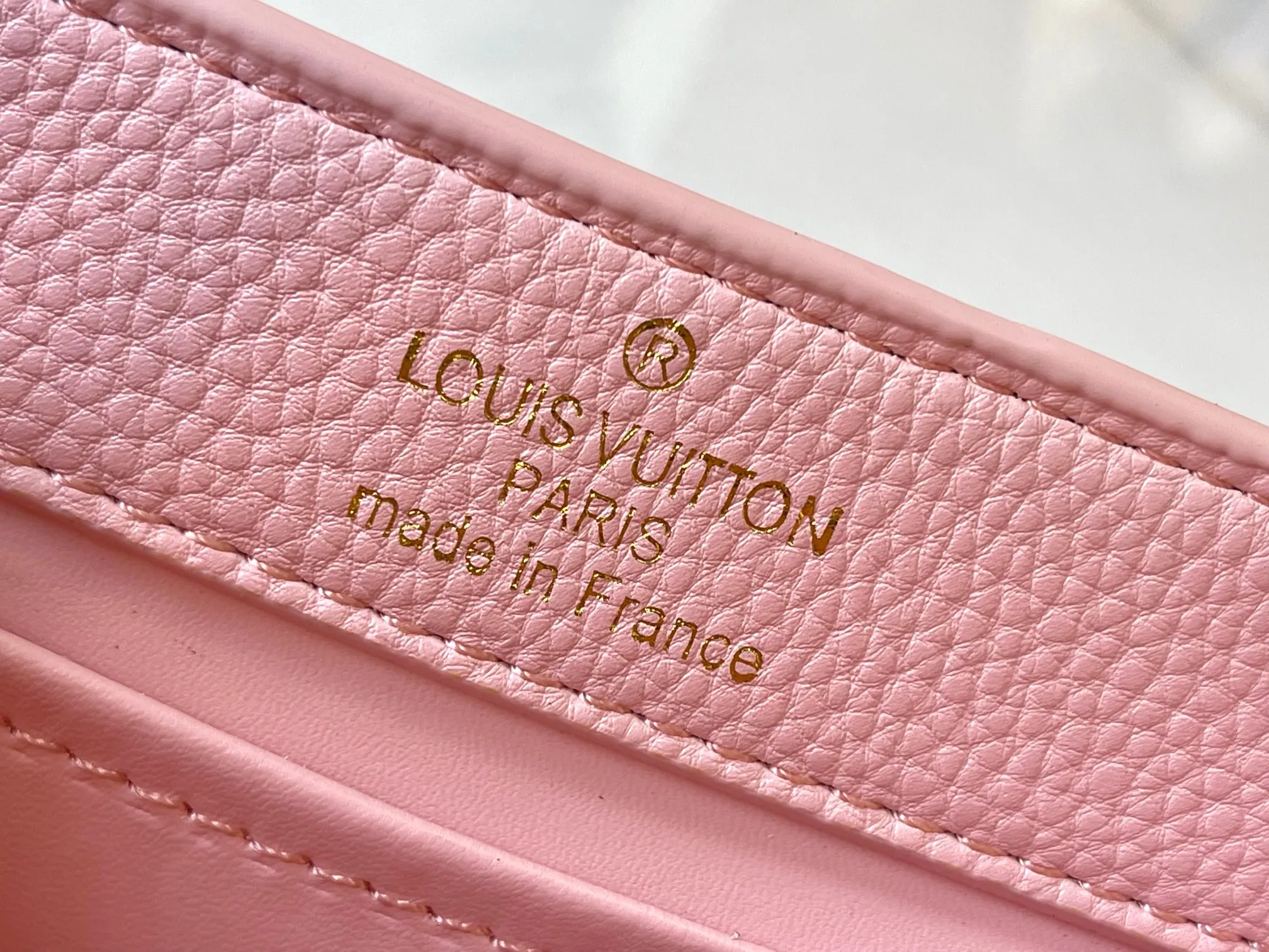 p460 [Guangzhou top quality original] M14393 pink CapucinesEastWest mini handbag, using a decorative chain to show the inspiration of Monogram flowers. Taurillon cow leather creates an exquisite structure, and the LV letters interpret the colorful brushstrokes of the Puffygram jewelry series. The flap can be folded in or out, and the inner pocket can safely store valuables. Size:22×12×8cm