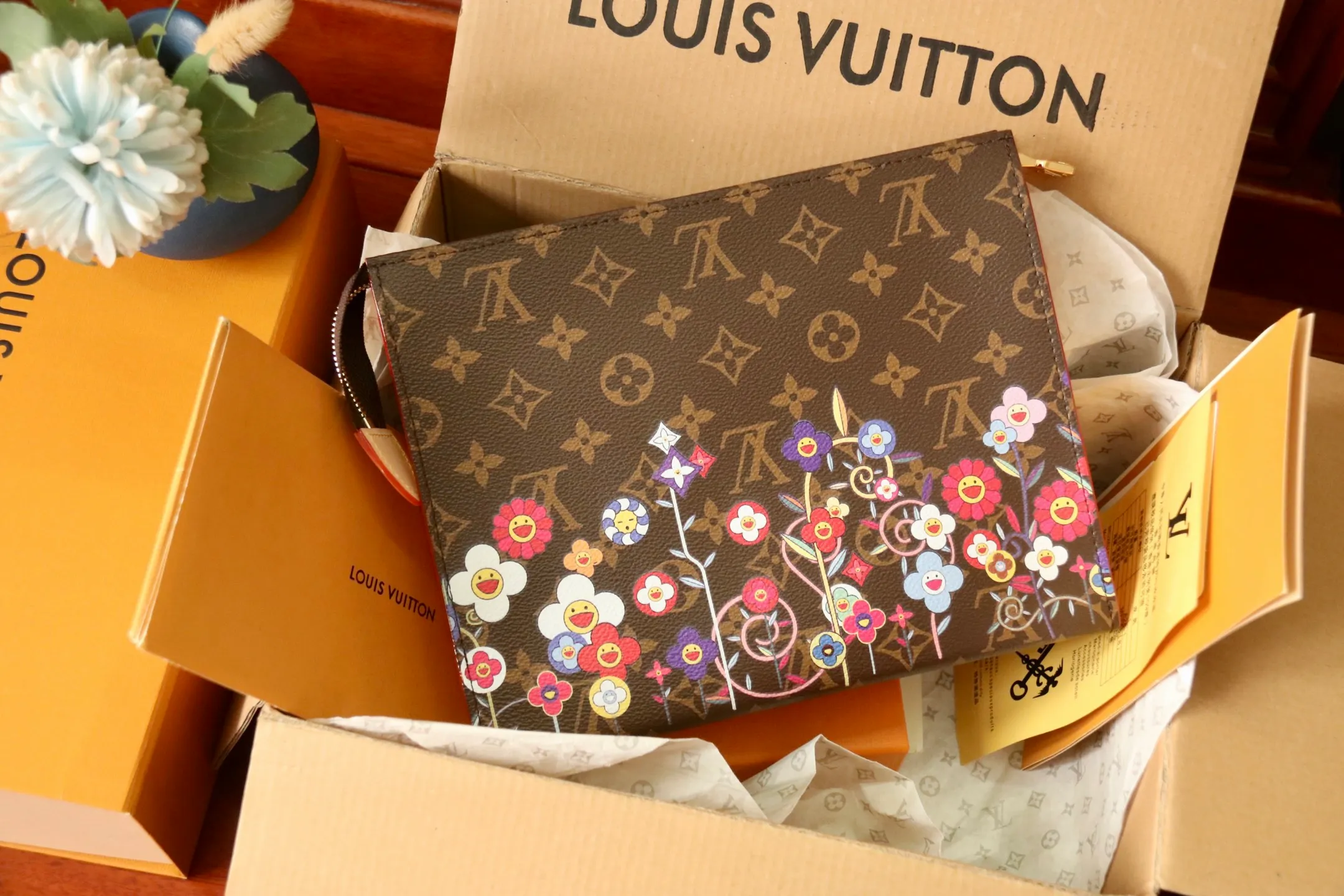 Exclusive real shot of M14180! 🌟P420 This toilet bag is from the Louis Vuitton x Takashi Murakami cross-border collaboration series. It depicts smart Monogram flowers on Monogram coated canvas, interpreting the "super flat" style of Japanese artist Takashi Murakami with interesting brushstrokes. Dazzling zipper closure and interior patch pockets provide secure storage, and the washable lining adds functionality. Size: 25×20×5.5cm