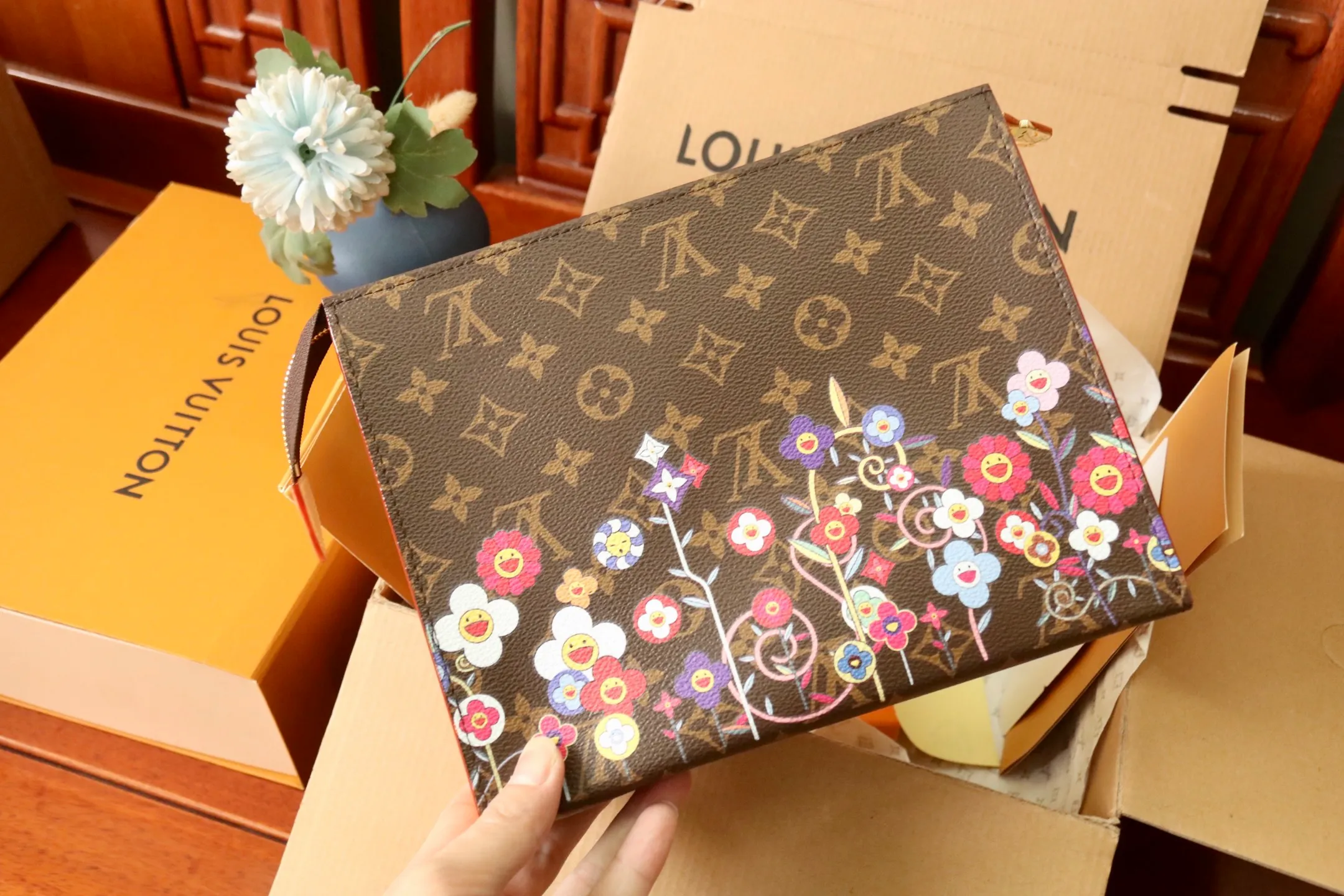 Exclusive real shot of M14180! 🌟P420 This toilet bag is from the Louis Vuitton x Takashi Murakami cross-border collaboration series. It depicts smart Monogram flowers on Monogram coated canvas, interpreting the "super flat" style of Japanese artist Takashi Murakami with interesting brushstrokes. Dazzling zipper closure and interior patch pockets provide secure storage, and the washable lining adds functionality. Size: 25×20×5.5cm