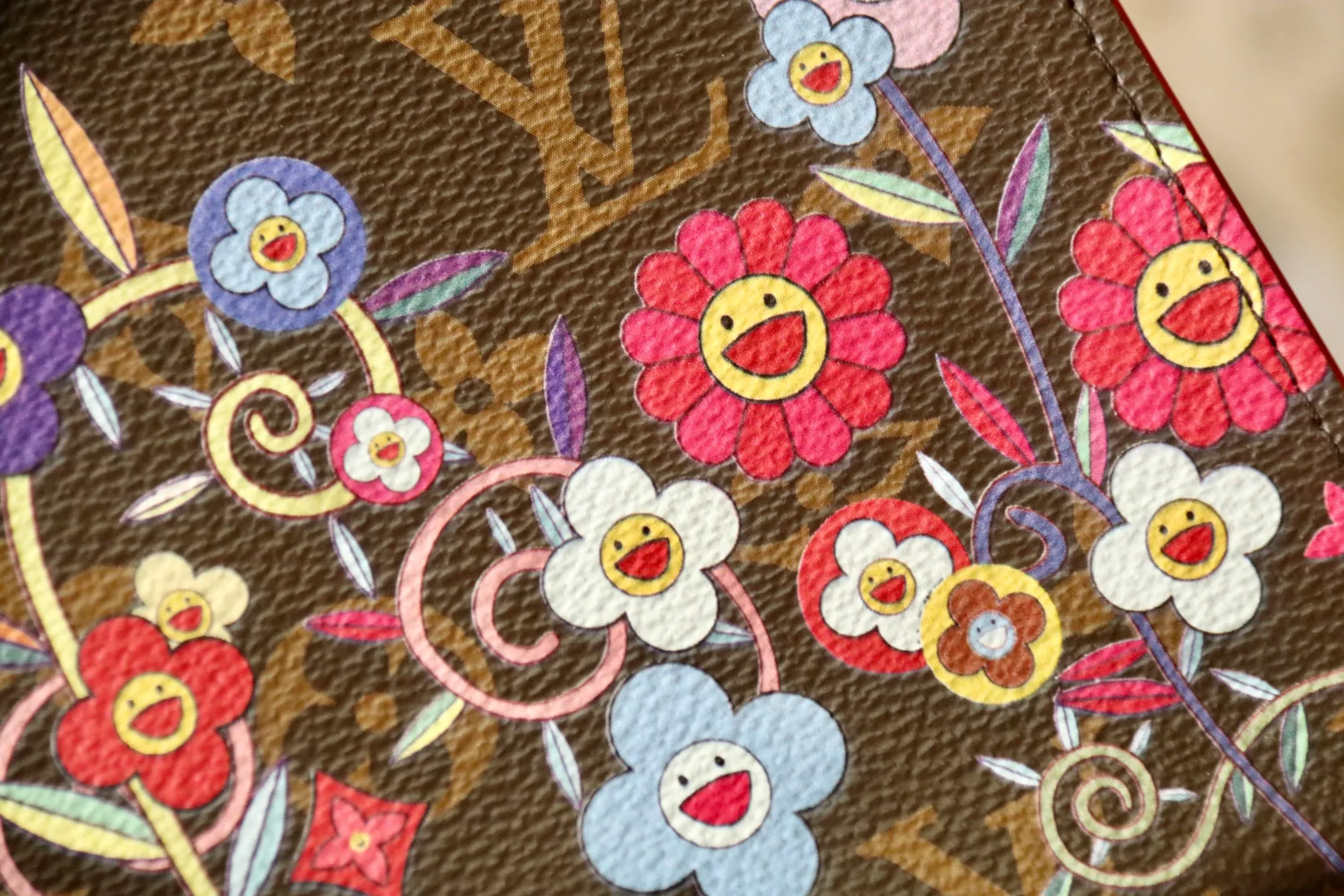Exclusive real shot of M14180! 🌟P420 This toilet bag is from the Louis Vuitton x Takashi Murakami cross-border collaboration series. It depicts smart Monogram flowers on Monogram coated canvas, interpreting the "super flat" style of Japanese artist Takashi Murakami with interesting brushstrokes. Dazzling zipper closure and interior patch pockets provide secure storage, and the washable lining adds functionality. Size: 25×20×5.5cm